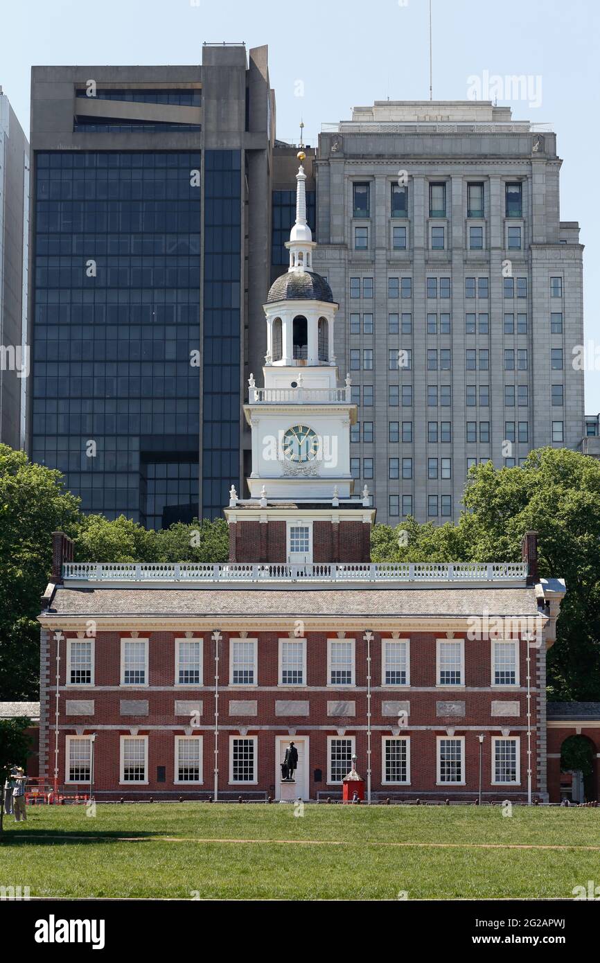 Independence Hall sullo sfondo degli edifici degli uffici di Philadelphia. Independence National Historical Park, Pennsylvania Foto Stock