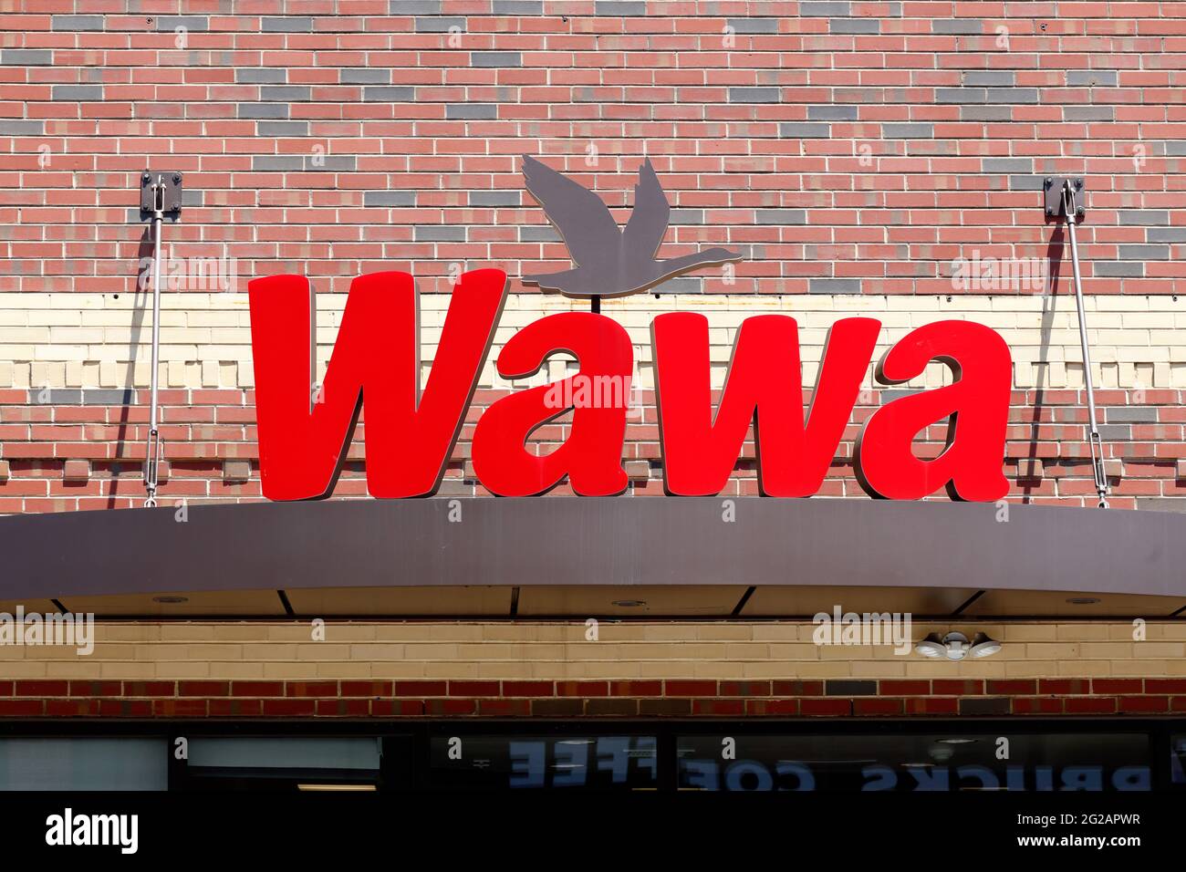 Il logo Wawa adorna un marchese in un minimarket a Philadelphia Foto Stock