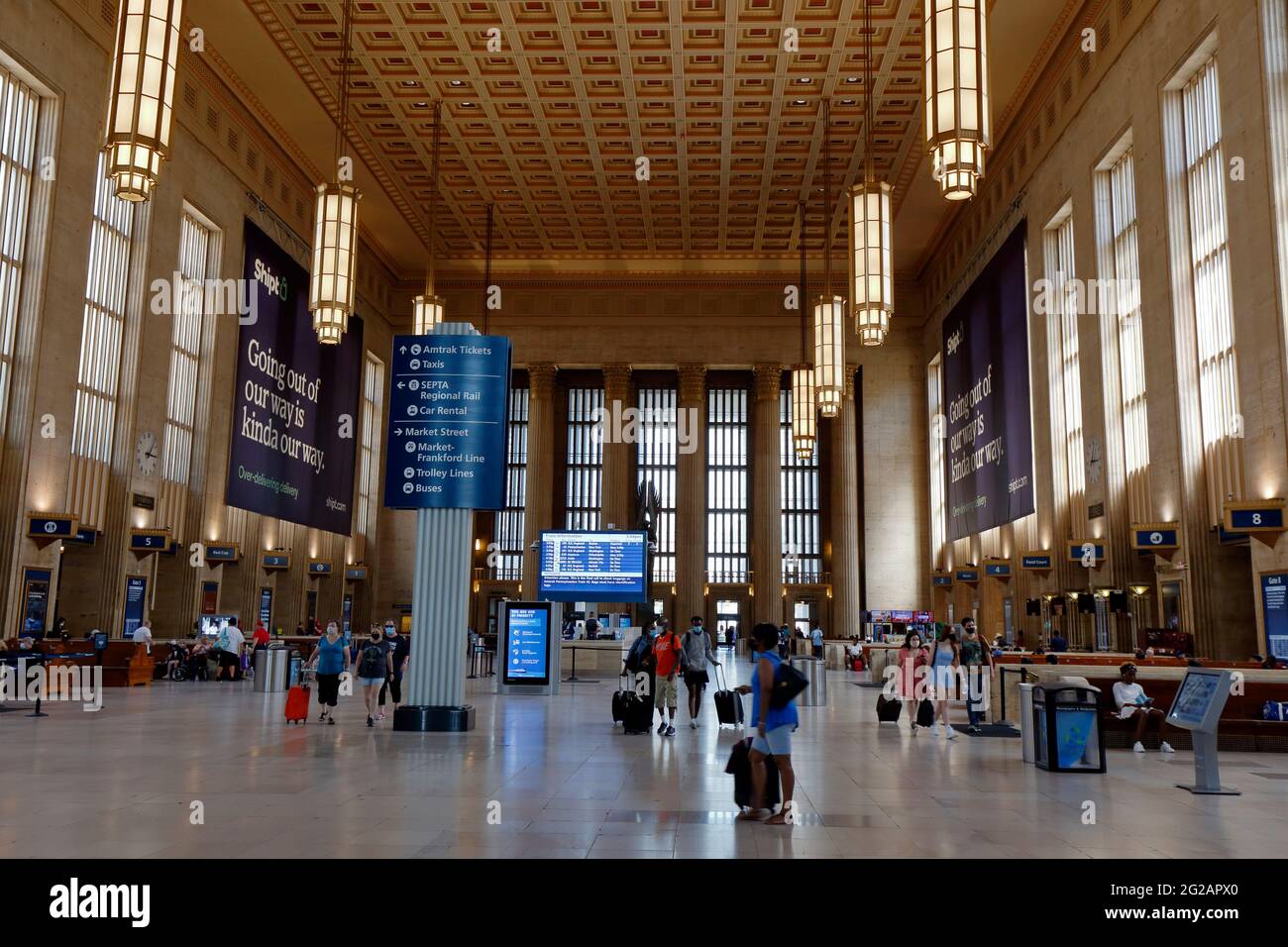 Sala d'attesa principale all'interno della stazione William H. Gray III 30th Street di Philadelphia, Pennsylvania. Foto Stock