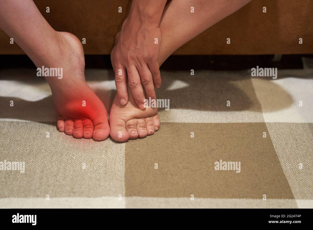 Donna con gonfiore alle gambe, stanca e dolore alle gambe, gonfiore durante la gravidanza. Foto di alta qualità Foto Stock