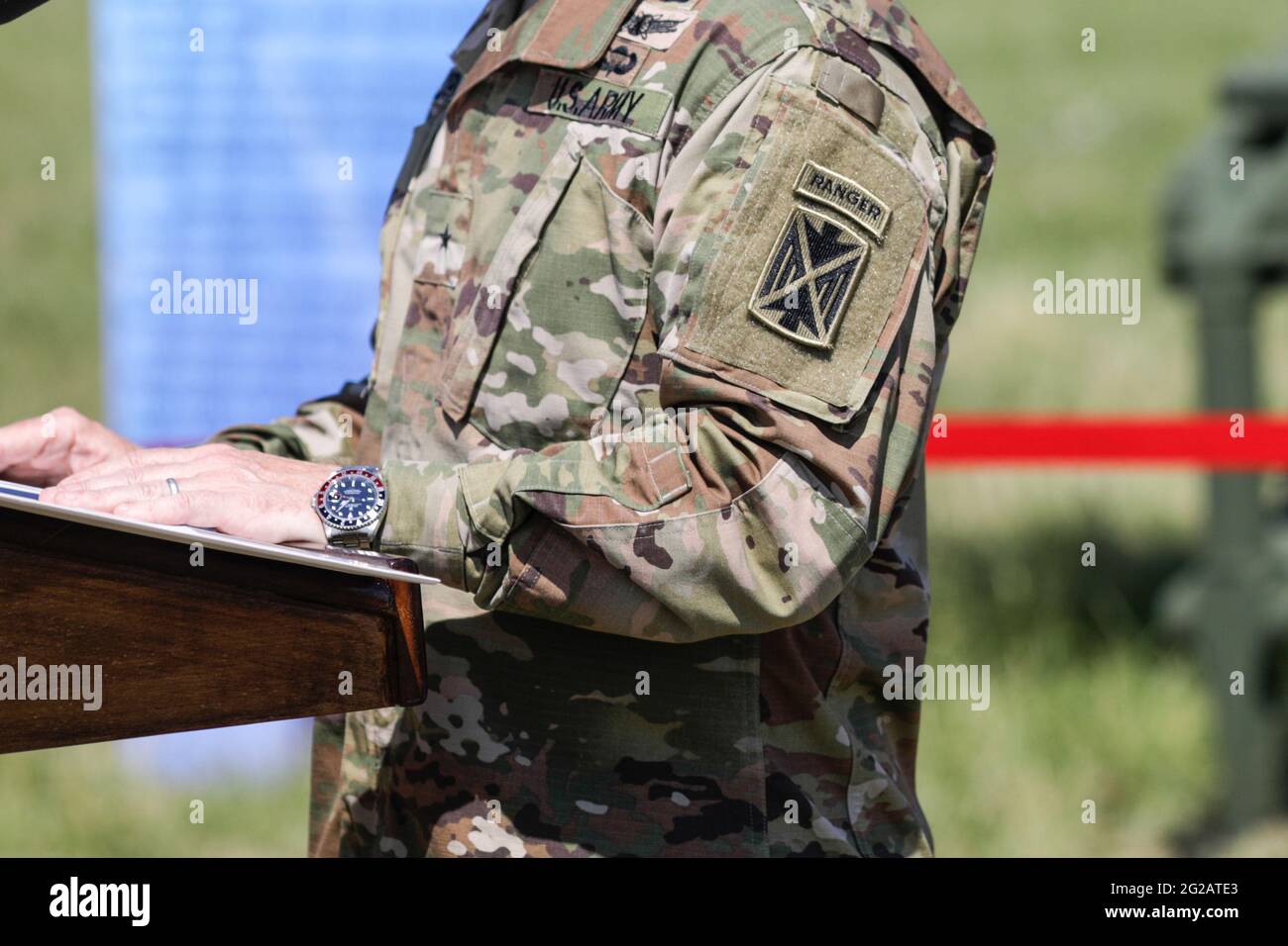 Capu Midia, Romania - 9 giugno 2021: Dettagli con il Ranger dell'esercito degli Stati Uniti Tab sulla spalla manica insignia di un ufficiale. Foto Stock