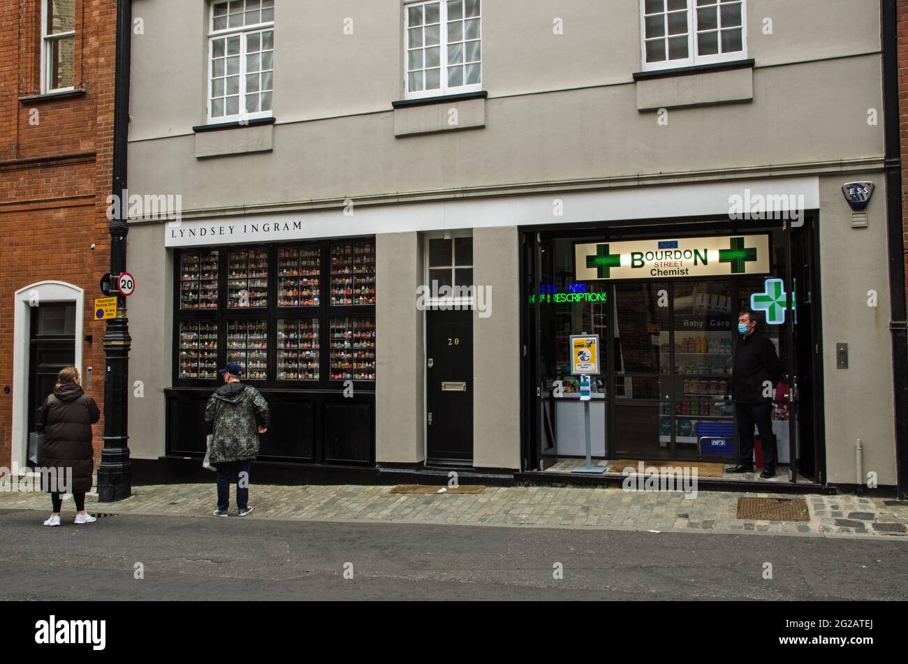 Londra, UK - 21 aprile 2021: Gli amanti dell'arte contemporanea ammirano le merci nella finestra di una farmacia creata dall'artista Lucy Sparrow. Tutti gli elementi in Foto Stock
