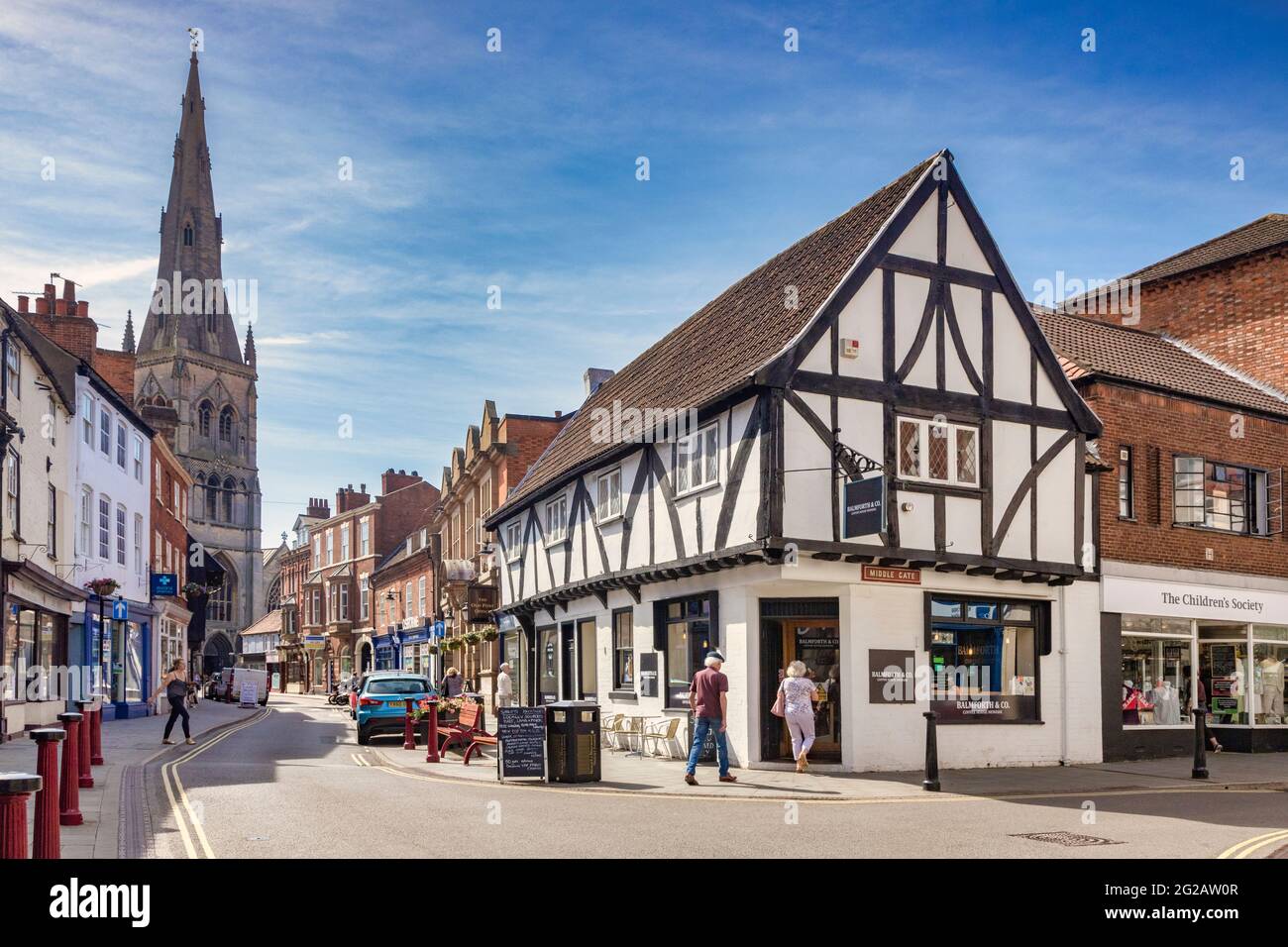 4 luglio 2019: Newark on Trent, Nottinghamshire, UK - Shopping in Middle Gate e Kirk Gate, con vista sulla storica chiesa parrocchiale di St Mary Magdal Foto Stock