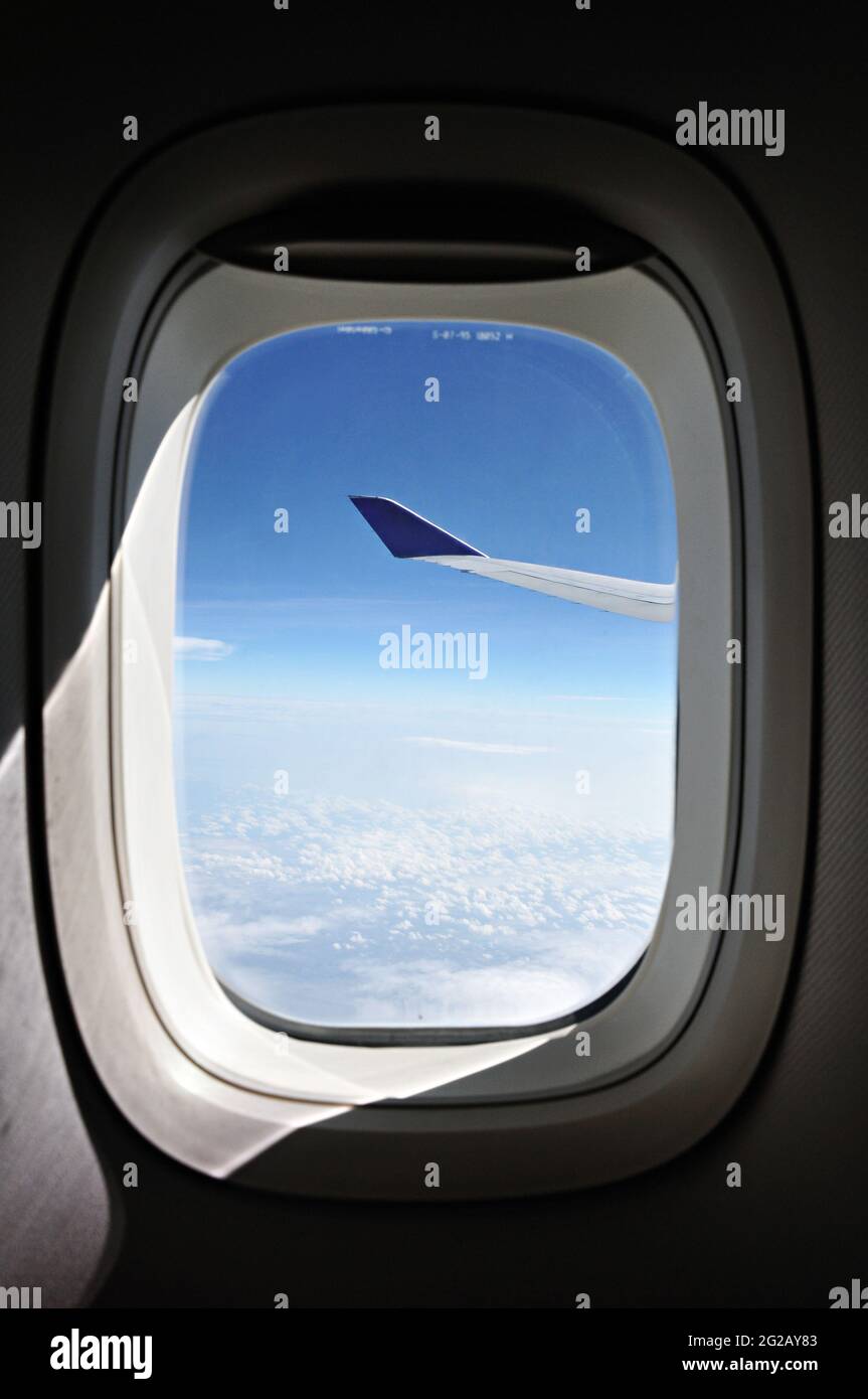 Vista cielo blu dalla finestra dell'aereo Foto Stock