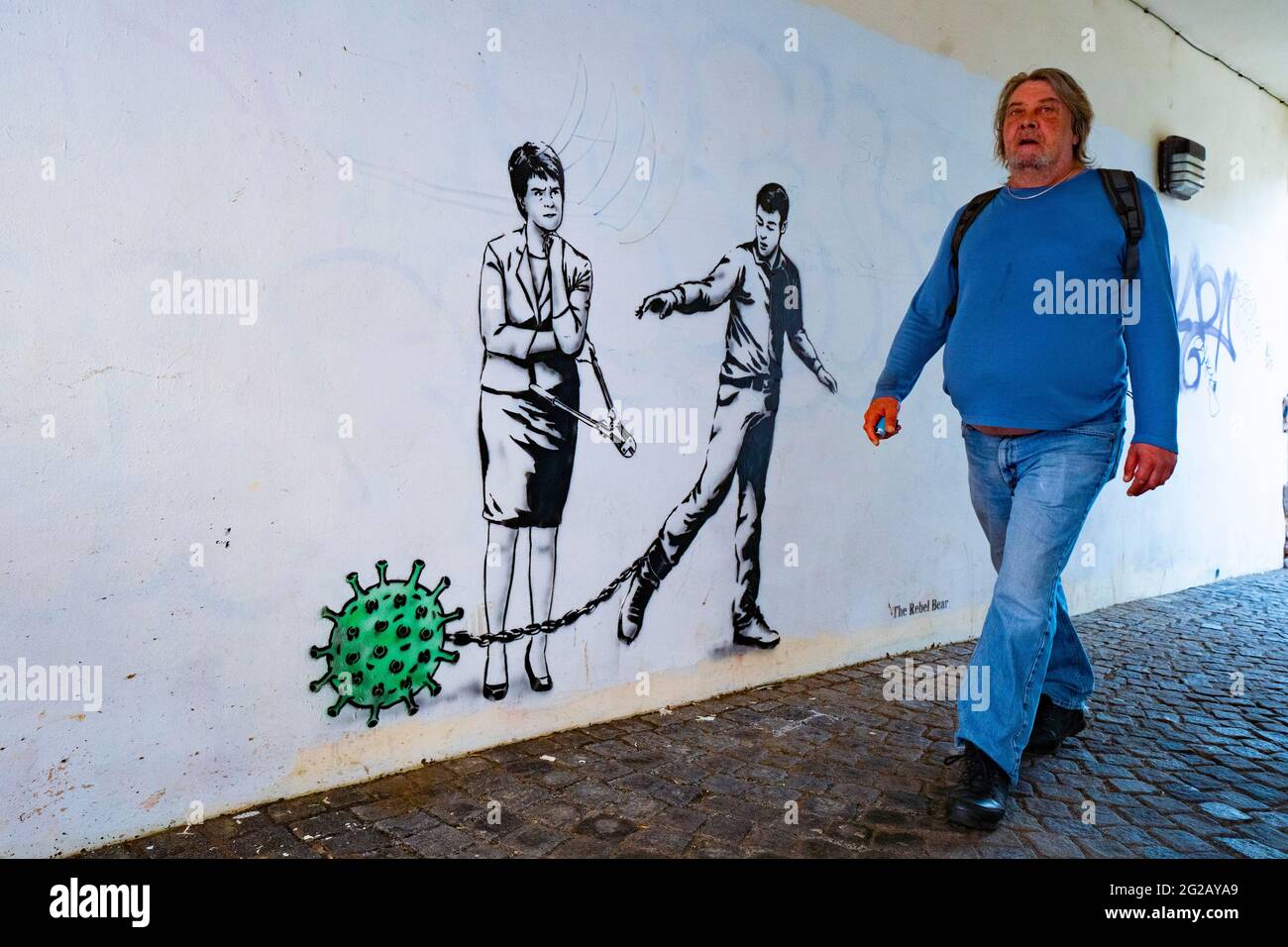 Edimburgo, Scozia, Regno Unito. 10 giugno 2021. Un nuovo murale dell'artista The Rebel Bear è apparso a Edimburgo con il primo ministro Nicola Sturgeon che tondeggia i tagliabulloni e si trova accanto a un uomo incatenato al coronavirus. Iain Masterton/Alamy Live News Foto Stock