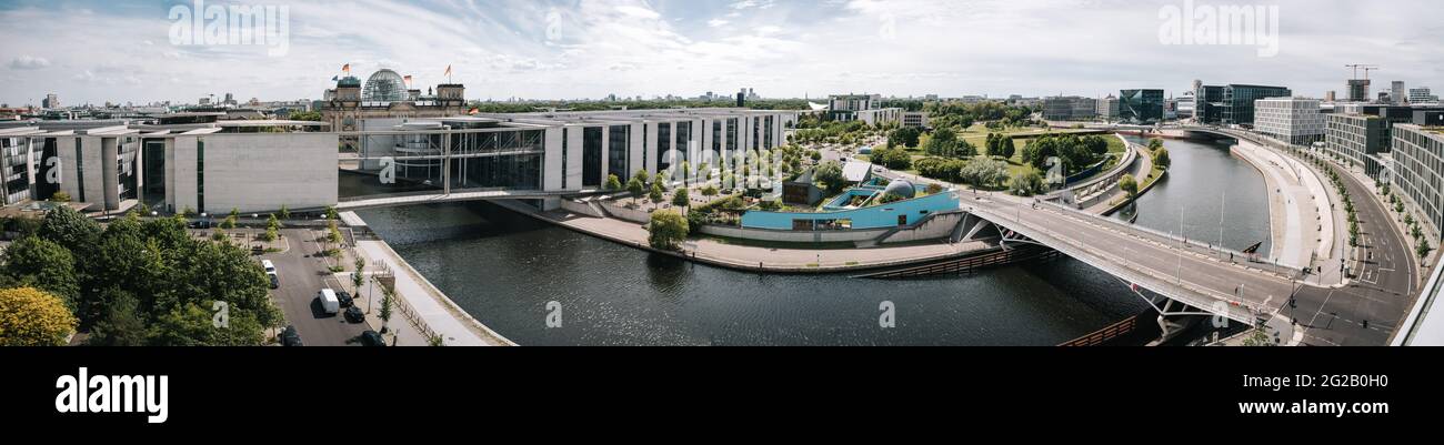 Vista panoramica del quartiere governativo tedesco lungo il fiume Sprea con Reichstag Foto Stock