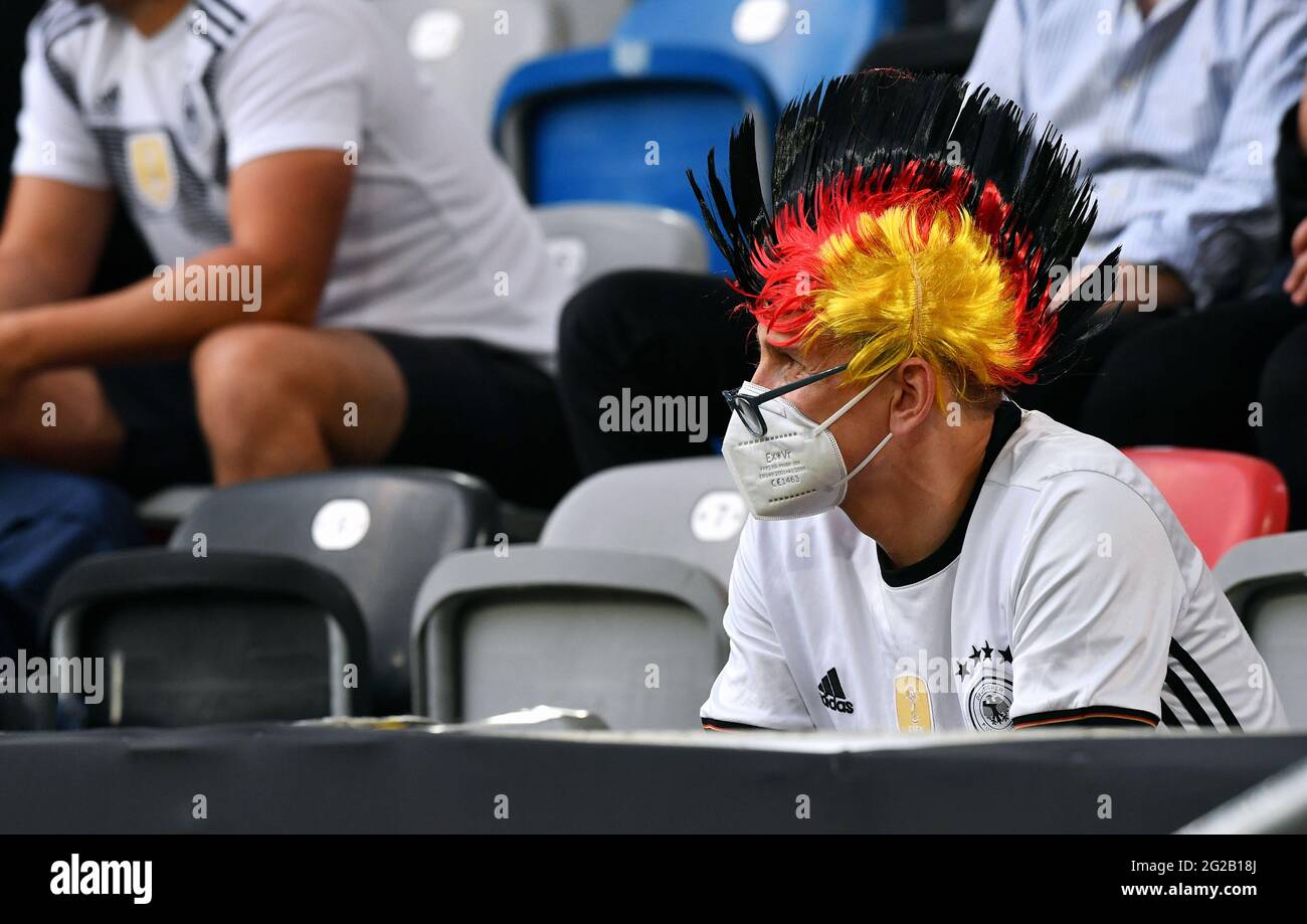Test match per Euro 2020, Merkur-Spiel-Arena Düsseldorf: Germania - Lettonia 7:1; Fan con parrucca nero-rosso-oro mohawk e guardia bocca. Foto Stock