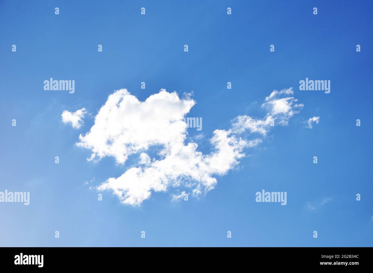 Una nuvola su sfondo blu Foto Stock