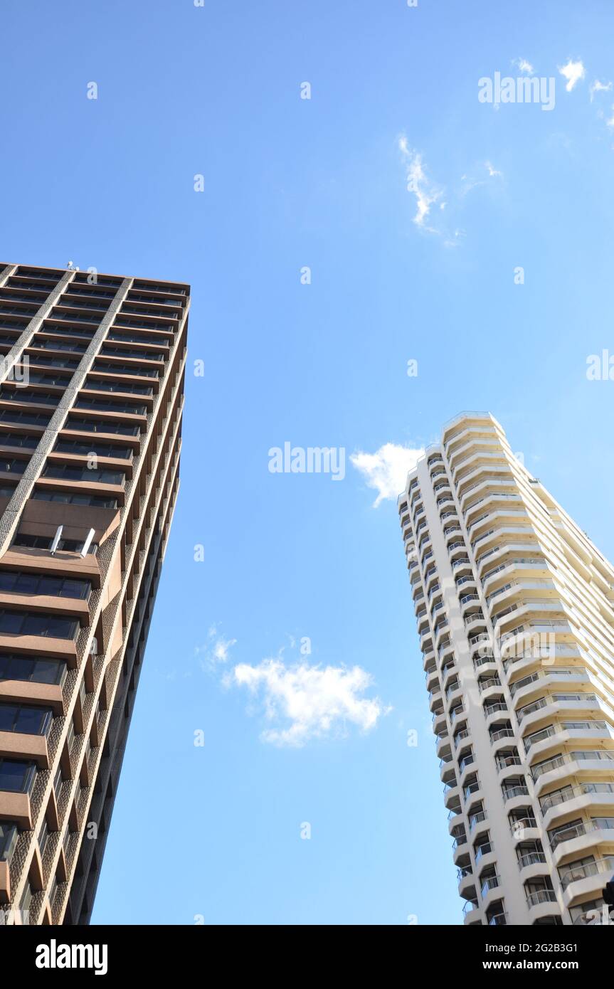 Edifici in cielo blu sfondo - guardando in alto angolo Foto Stock