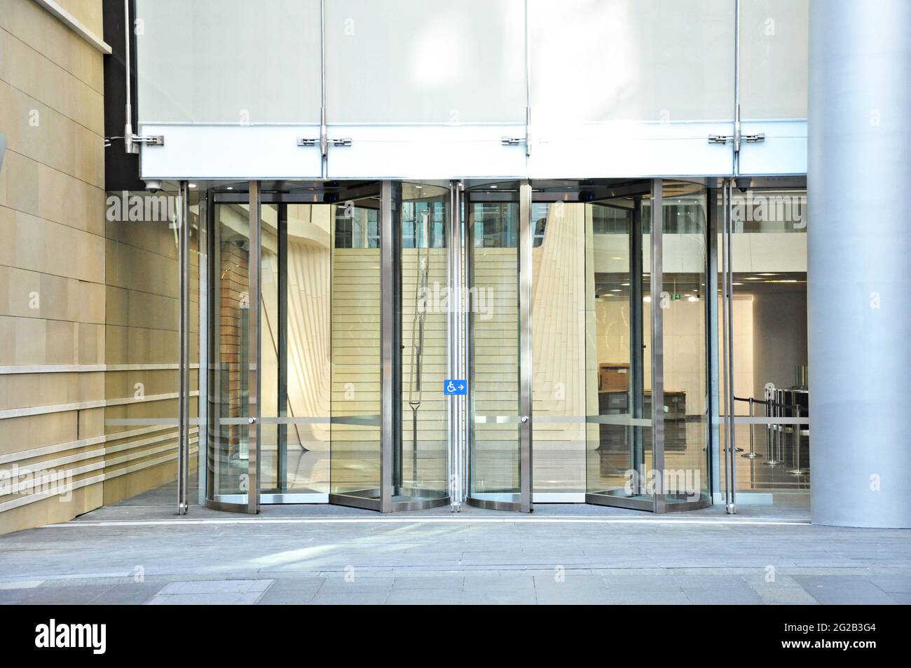 Ingresso dell'edificio - porte girevoli Foto Stock