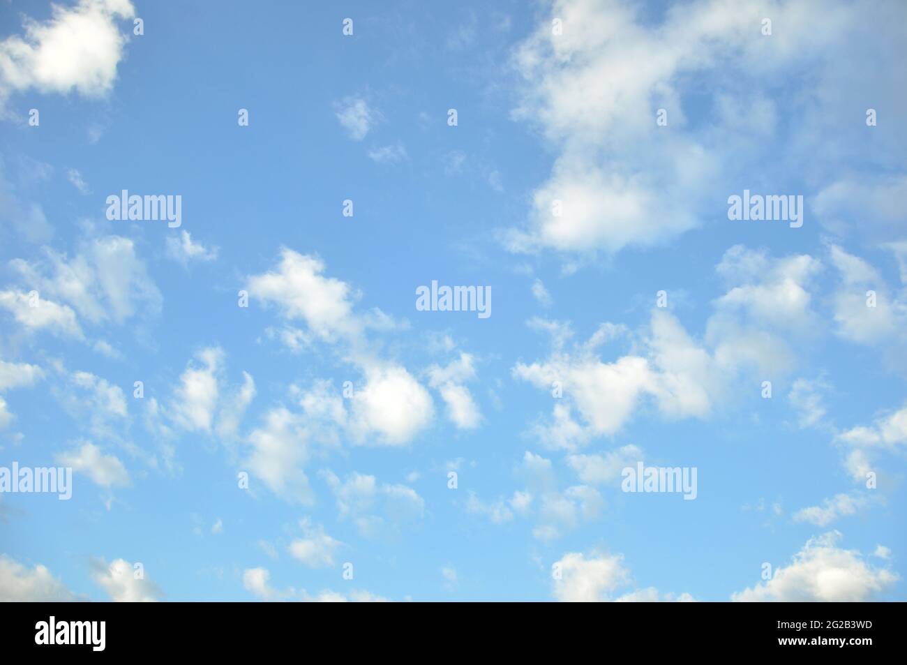 Nuvola e cielo blu sfondo Foto Stock