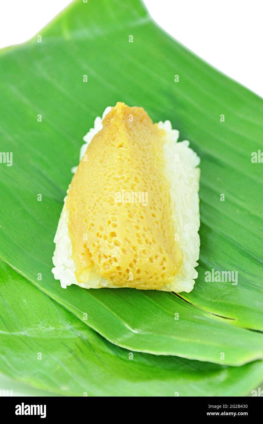 Dessert tailandese tradizionale - dolce composto di riso appiccicoso con crema di uova al vapore su foglia di banana Foto Stock
