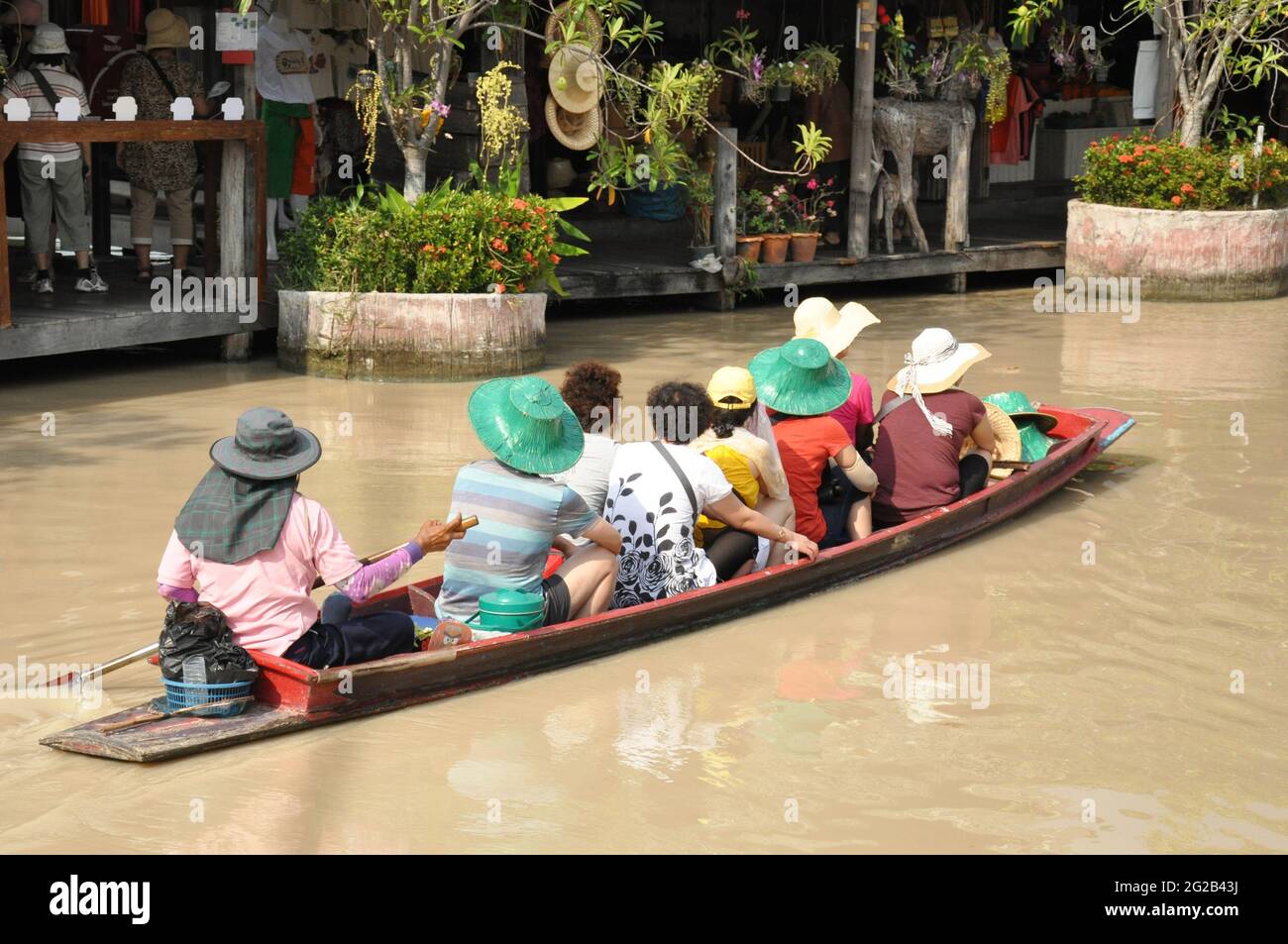 I turisti navigano sulla tradizionale barca tailandese a coda lunga al mercato galleggiante di Pattay, Thailandia Foto Stock
