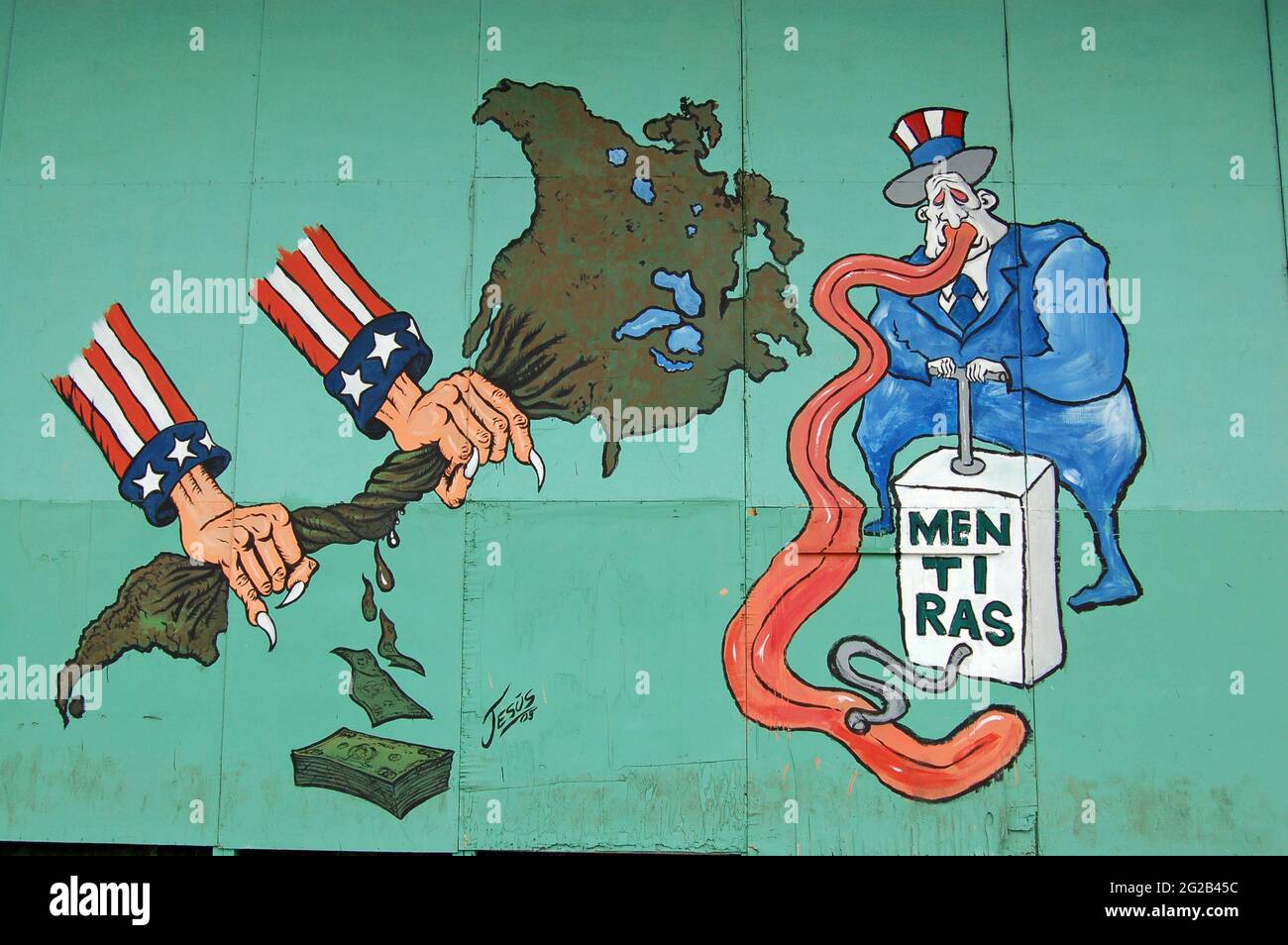 L'Avana, Cuba - 19 novembre 2005: Murale sul lato di una strada nel quartiere di Vedado dell'Avana che mostra il sentimento anti-USA con una bandiera USA che indossa pe Foto Stock