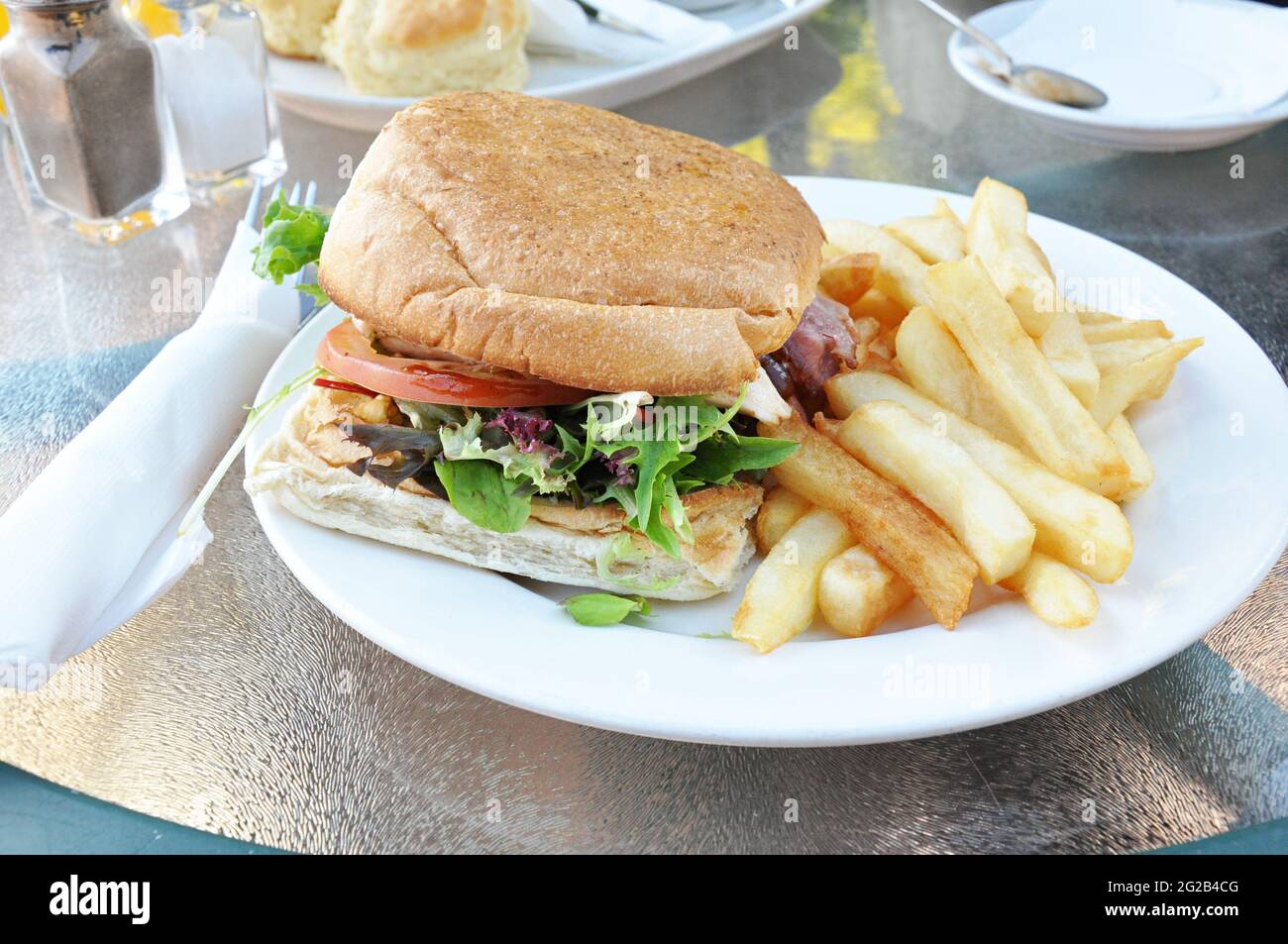 Hamburger di pollo con patatine fritte Foto Stock