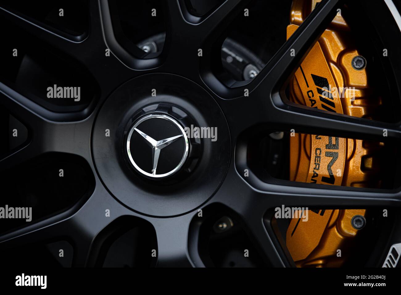Stoccarda, Germania - Giugno 2021: Ruota Mercedes-Benz. Freni carbo-ceramici Mercedes amg Foto Stock