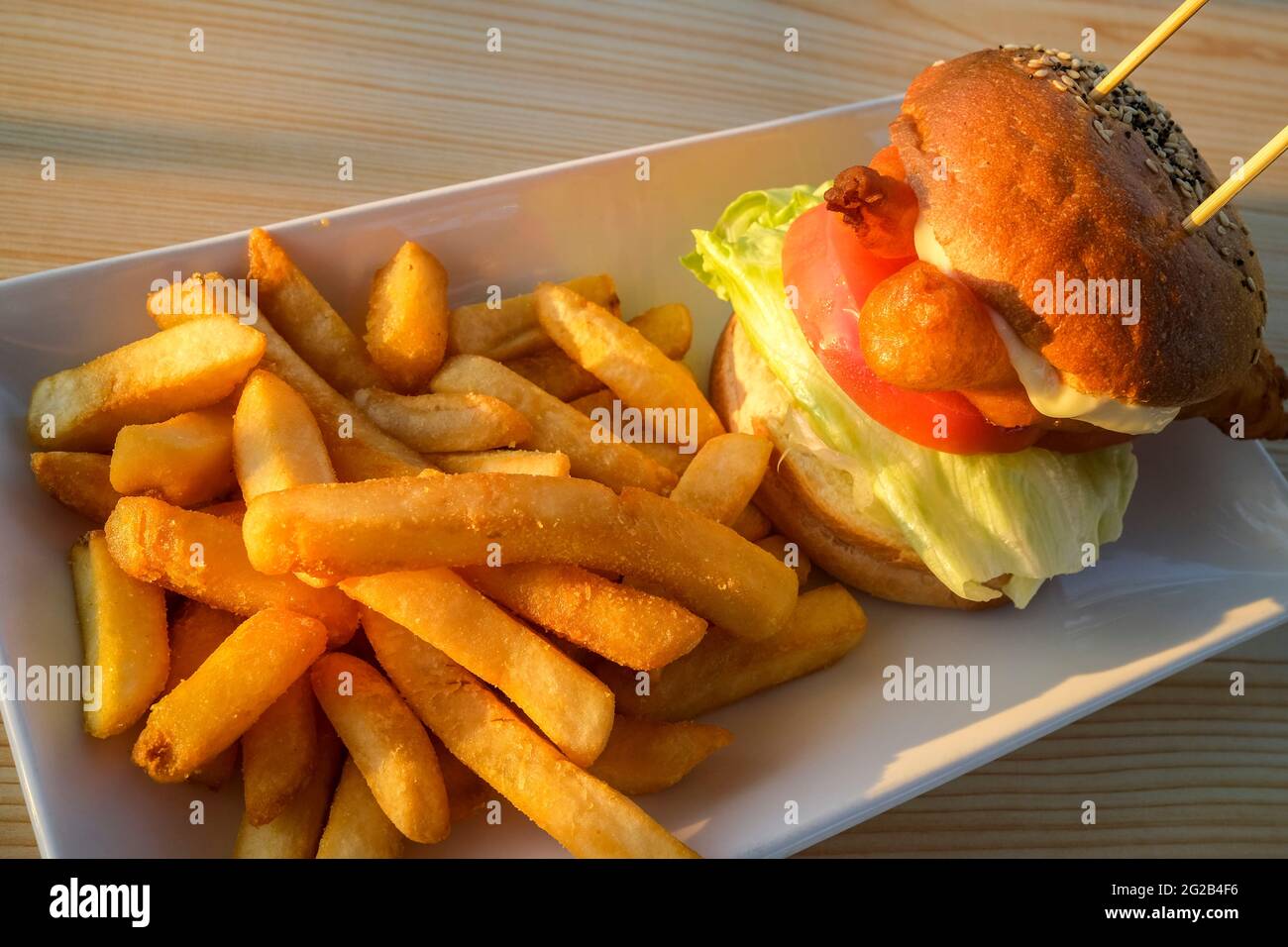 Hamburger di pesce e patatine Foto Stock