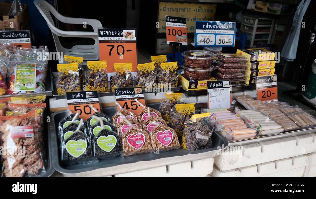 Caramelle e biscotti Noci e frutta venditori al mercato a Bangkok Thailandia Foto Stock