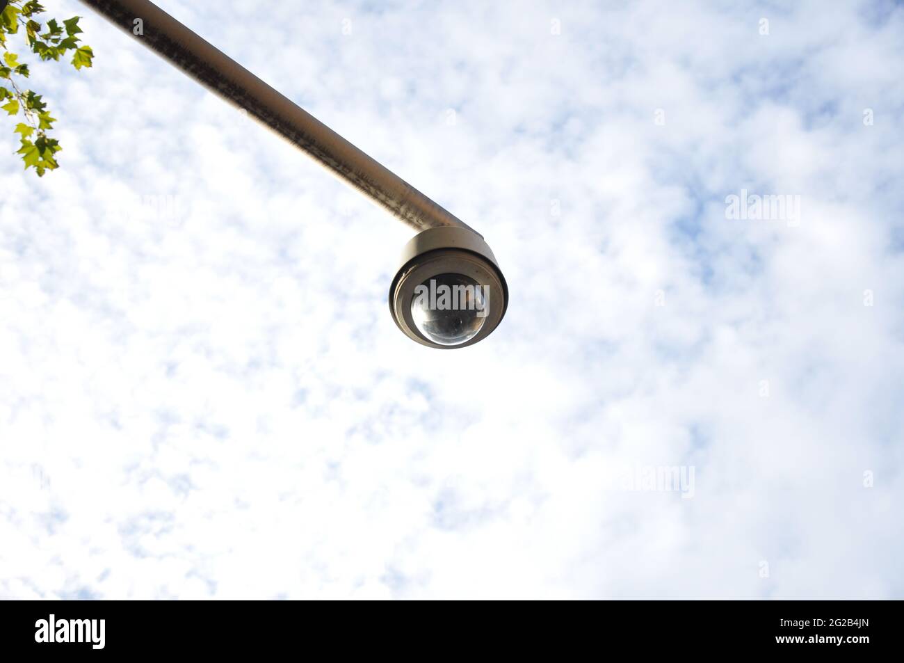 Forma rotonda CCTV su sfondo cielo nuvoloso Foto Stock