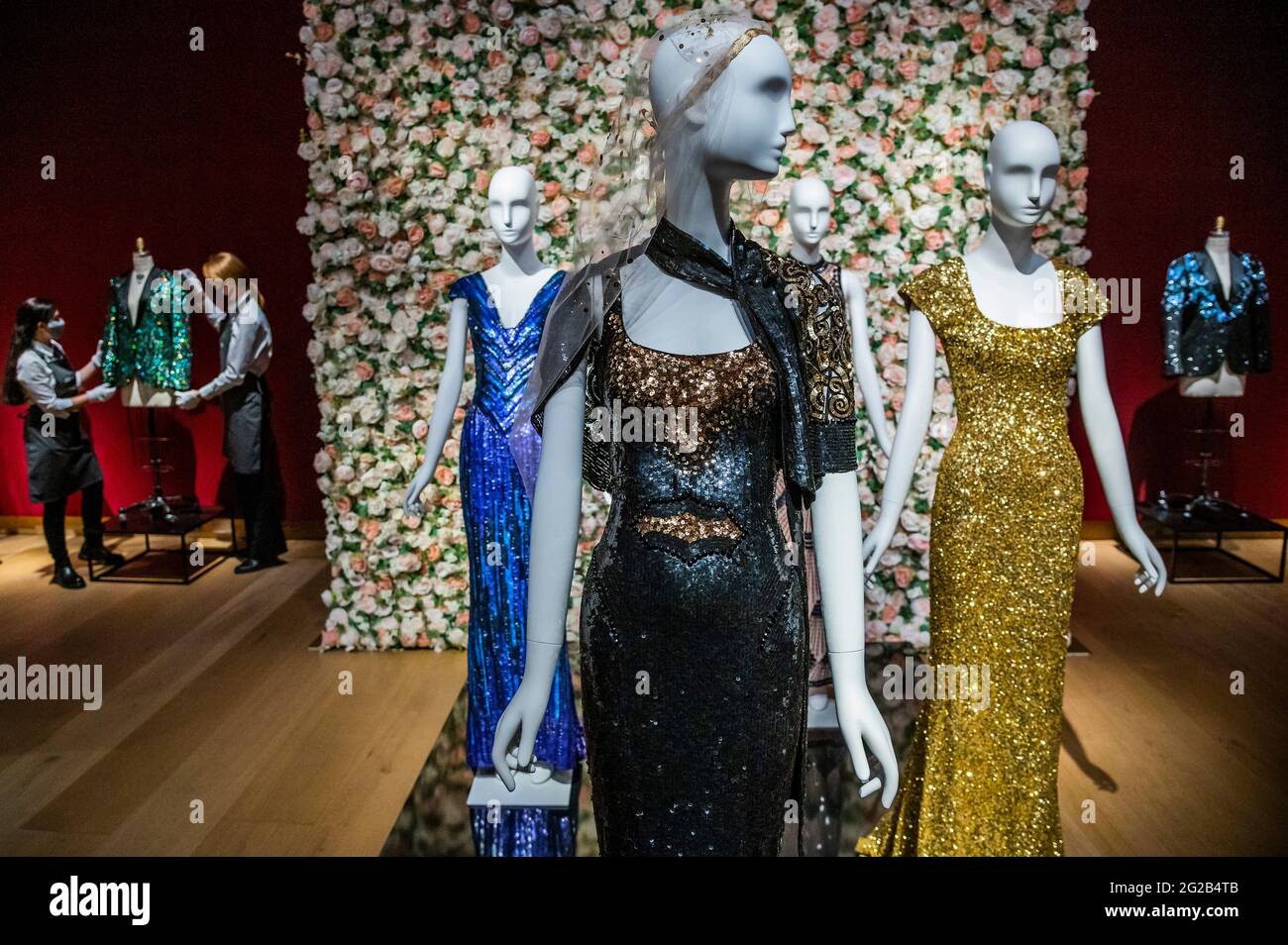 Londra, Regno Unito. 10 Giugno 2021. Un abito 'OSCAR' in paillettes nero e oro indossato da Nicole Kidman, est £1,500-2,500 con abiti indossati da Penelope Cruz e Daphne Guinness e quercia giacca 'GLAMOUFLAGE' per Mick Jagger, 2013, est £20,000-30,000, sullo sfondo - 55 lotti dall'archivio del fashion designer l'Wren Scott. In vendita per celebrare l'eredità di l'Wren Scott, con i proventi che vengono donati per finanziare ulteriormente la borsa di studio l'Wren Scott a Central St. Martins, che è stata istituita da Mick Jagger nel 2015. In anteprima a Christies King Street, Londra. Credit: Guy Bell/Alamy Live News Foto Stock