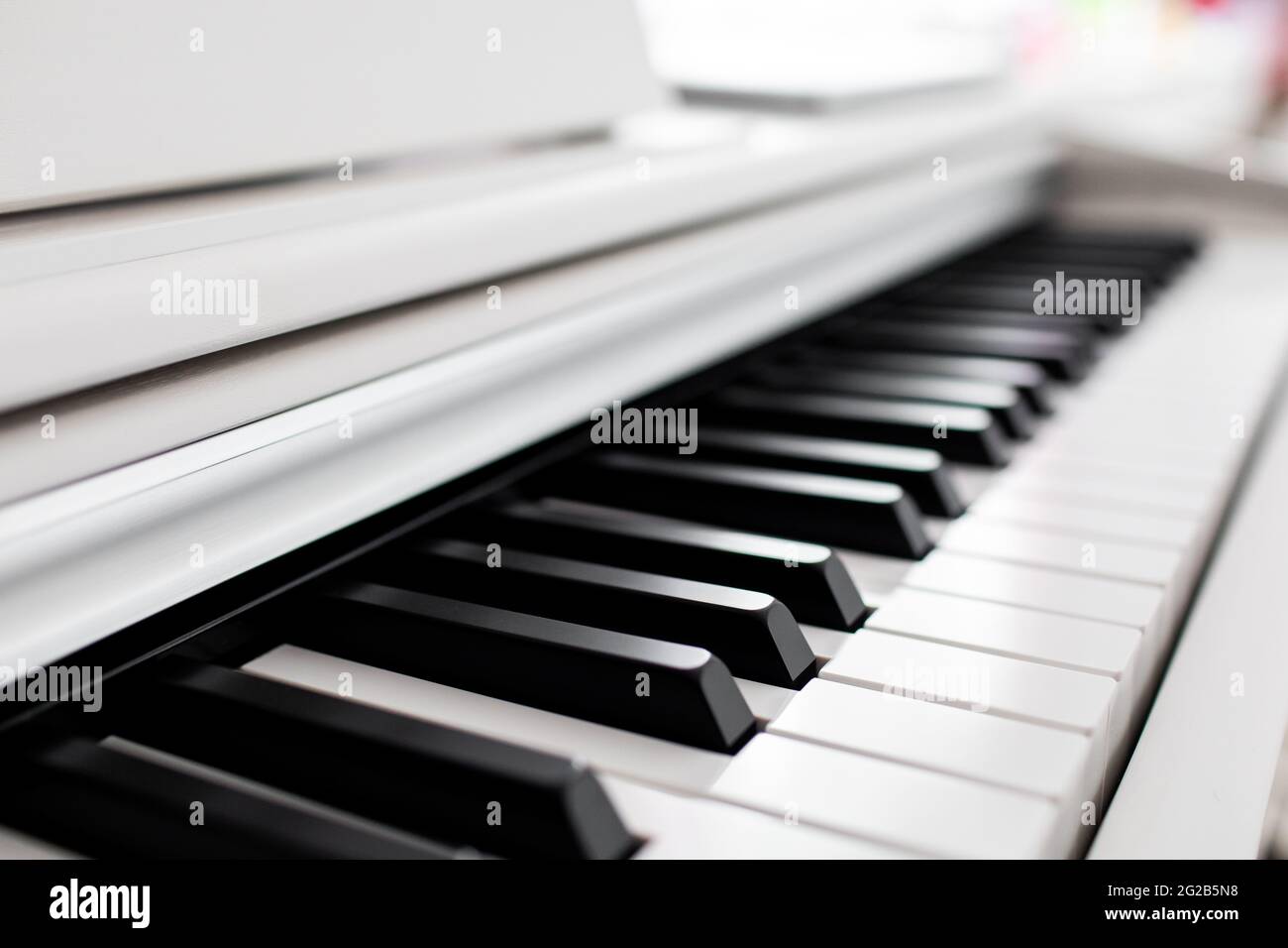 Tastiera a piano bianca con spazio per la copia, concetto musicale minimo Foto Stock