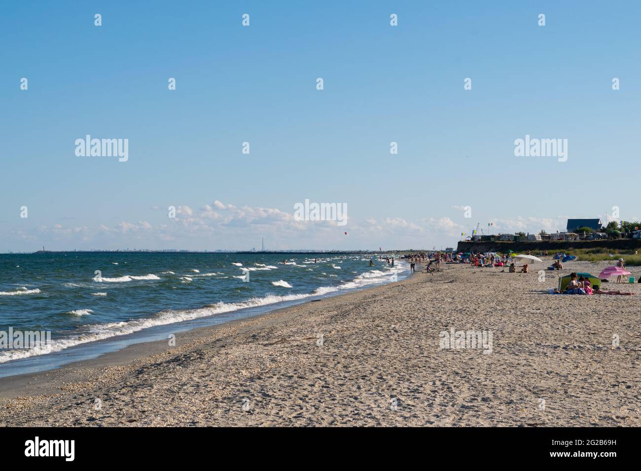 Corbu, Constanta, Romania - 03 agosto 2020: turista che si diverte sulla spiaggia di Corbu, Romania. Foto Stock