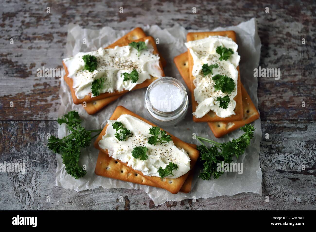 Cracker di formaggio di Philadelphia. Snack sano. Dieta del keto. Spuntino al keto. Foto Stock