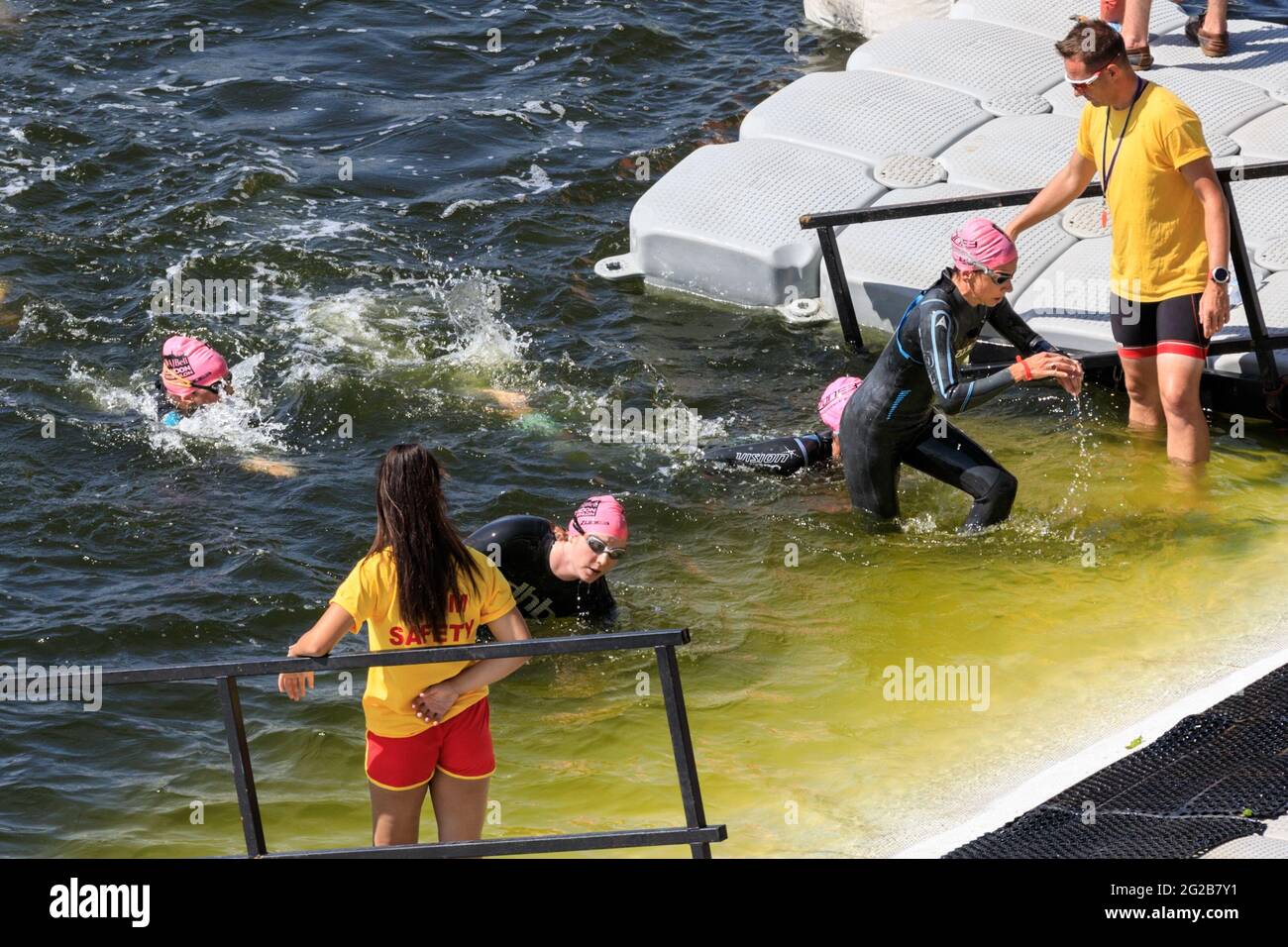 London Triathlon 2018 triathlete femminili escono dall'acqua al finale della gara di nuoto, Londra, Regno Unito Foto Stock