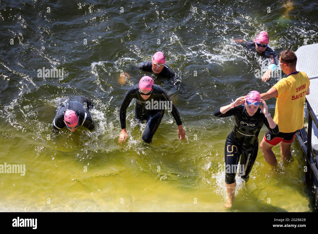 I nuotatori escono dall'acqua all'AJ Bell London Triathlon 2018, Londra, Regno Unito Foto Stock