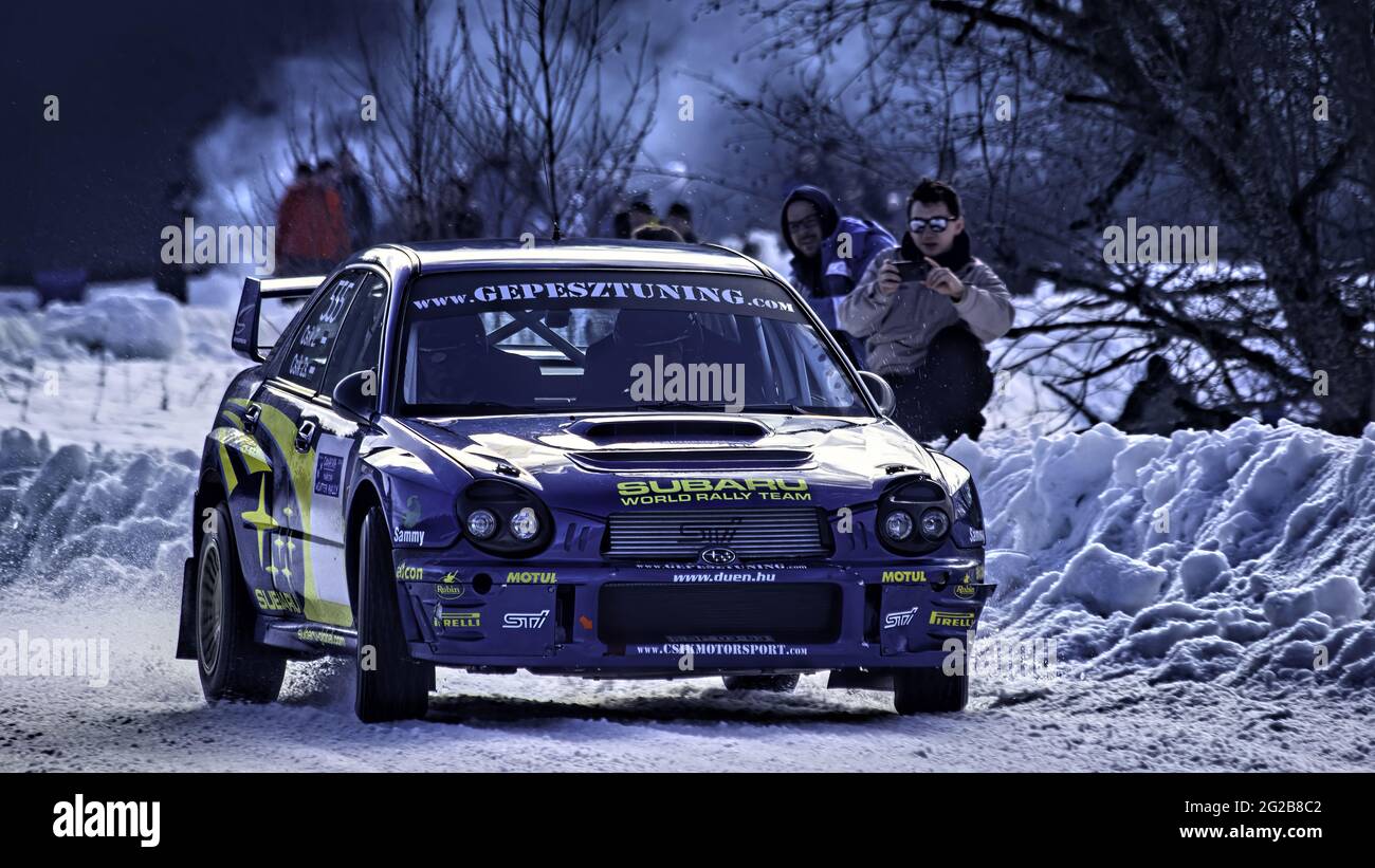 COMANDAU, COVASNA, ROMANIA - 13 gennaio 2021: Una foto dello storico Rally invernale di Covasna, un evento motoristico speciale in Romania Foto Stock