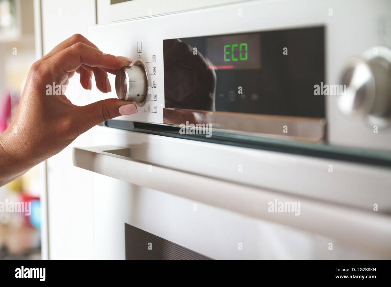 La scelta della modalità di funzionamento eco del forno elettrico Foto  stock - Alamy