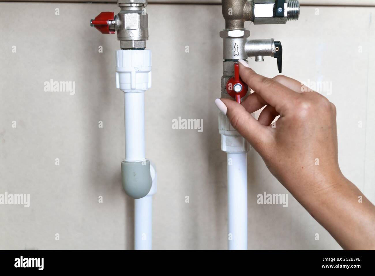 La mano della donna chiude la valvola. Concetto di risparmio di acqua Foto Stock