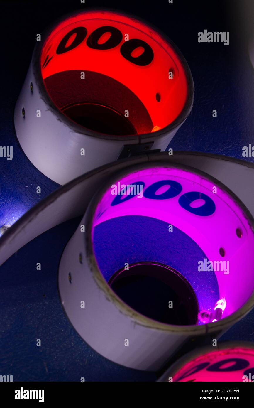 Colorati buchi illuminati di un gioco arcade di Skee-Ball Foto Stock