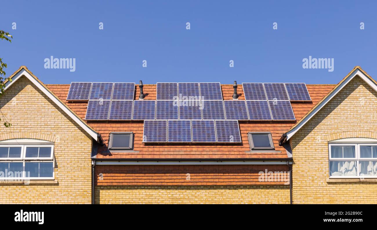 Pannelli solari sul tetto una nuova costruzione casa. REGNO UNITO Foto Stock
