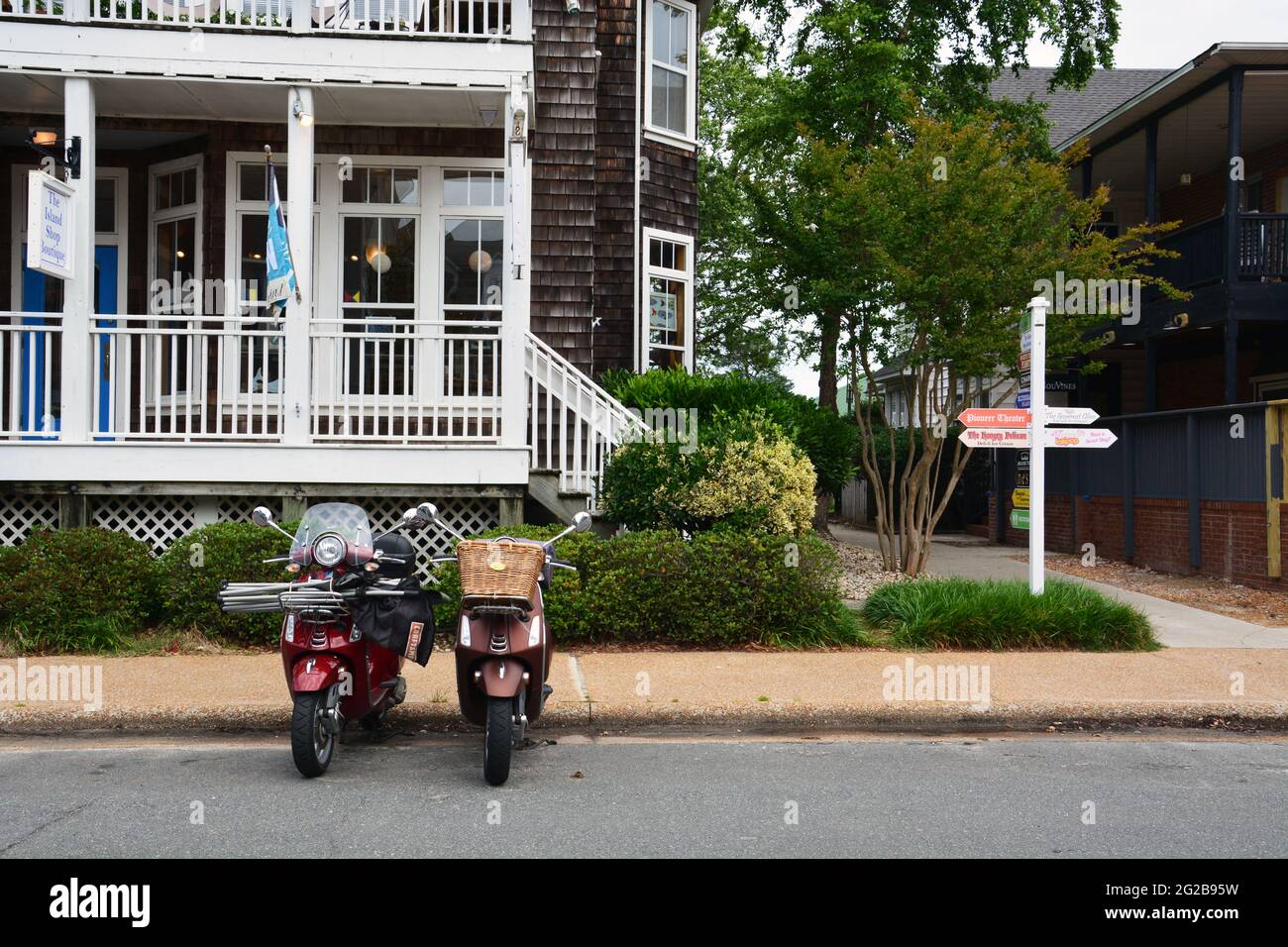 Strade pittoresche nella cittadina turistica di Manteo sull'Isola di Roanoke, parte delle sponde esterne della Carolina del Nord. Foto Stock