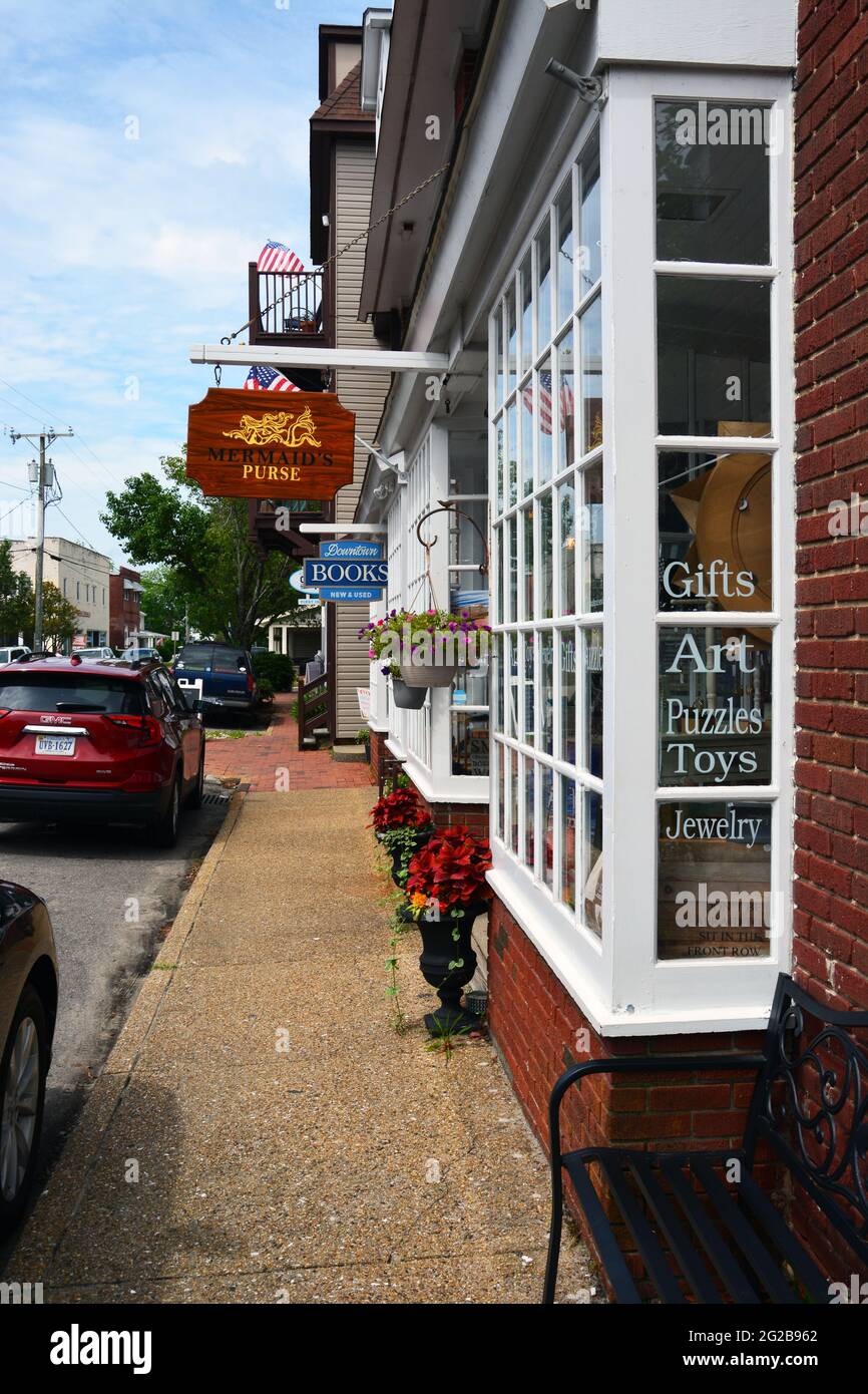 Strade pittoresche nella cittadina turistica di Manteo sull'Isola di Roanoke, parte delle sponde esterne della Carolina del Nord. Foto Stock