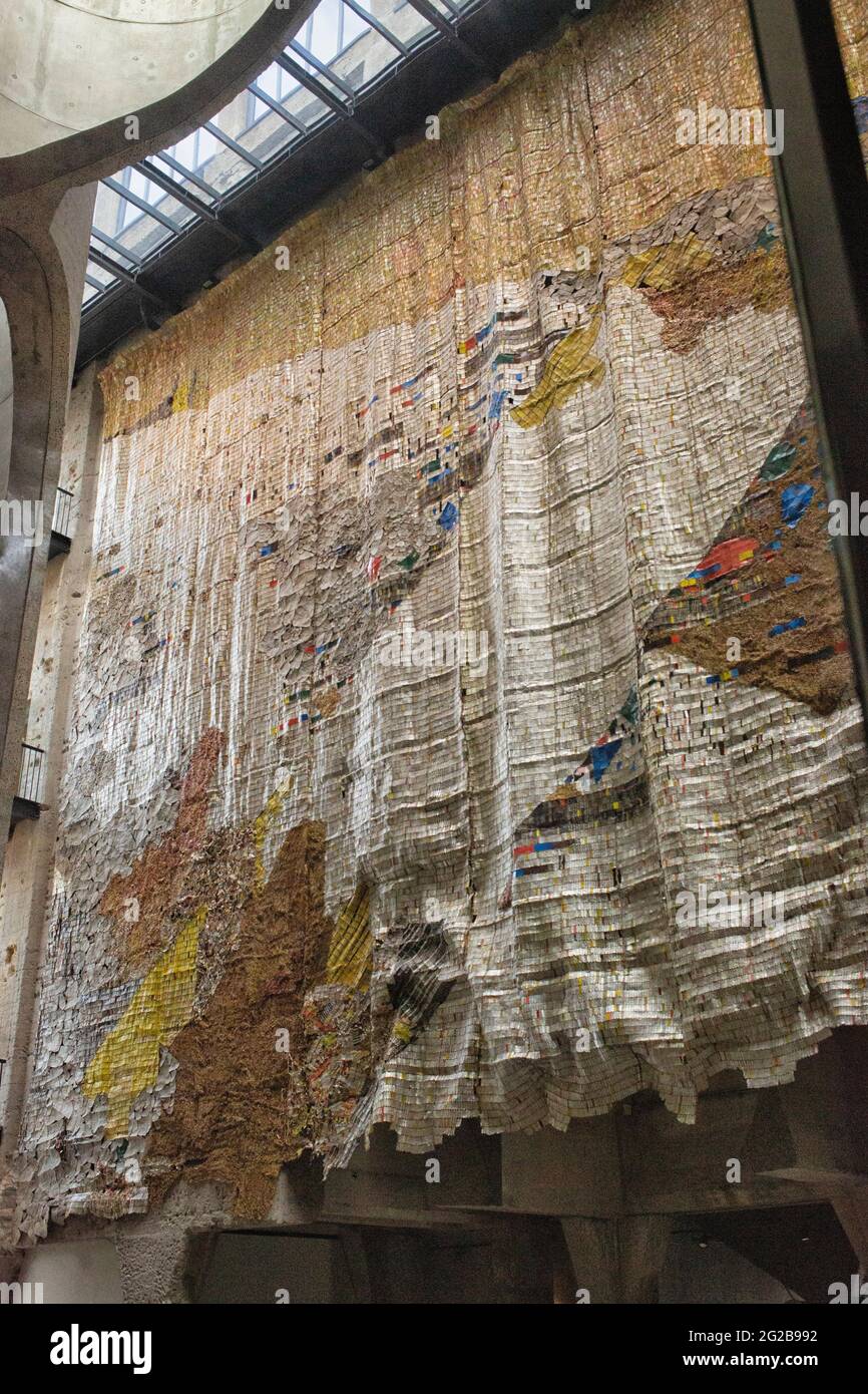 Searching for Connection, di El Anatsui, artista ghanese, adorna l'atrio del museo d'arte Zeitz MOCAA, marchio di terra di Città del Capo Foto Stock