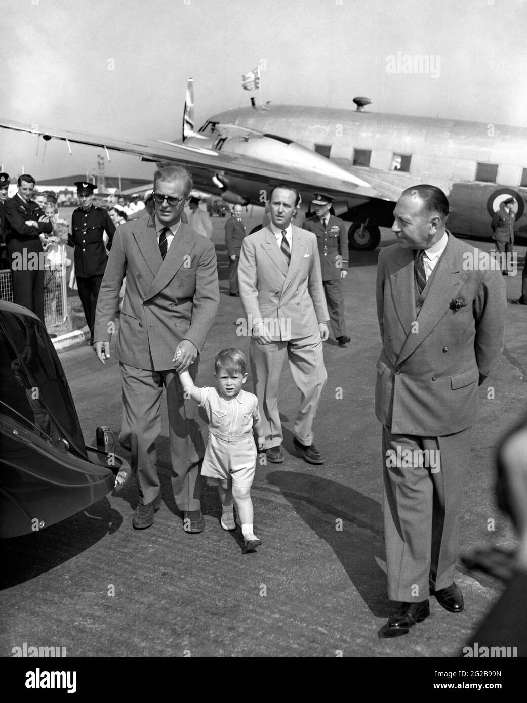 File foto datata 21/07/51 del principe Carlo che guida il padre per mano dall'aereo vichingo del volo del re in cui il duca di Edimburgo arrivò a casa da Malta. La famiglia reale ha reso omaggio al duca di Edimburgo il giorno in cui avrebbe fatto 100 anni. Data di emissione: Giovedì 10 giugno 2021. Foto Stock