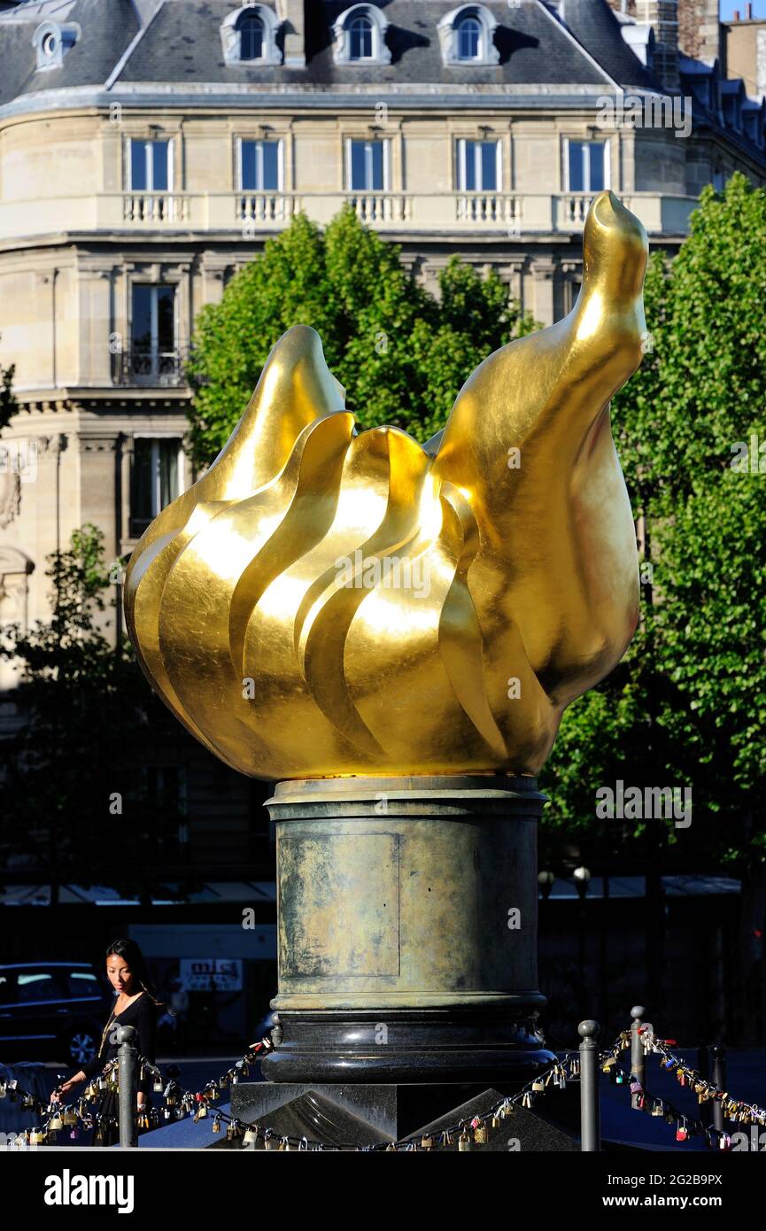 FRANCIA, PARIGI (75) 16 ° ARRONDISSEMENT, FIAMMA DELLA LIBERTÀ MONUMENTO SITUATO PONT DE L'ALMA, TRIBUTI ALLA PRINCIPESSA DIANA SPENCER RESO DAL PUBBLICO Foto Stock