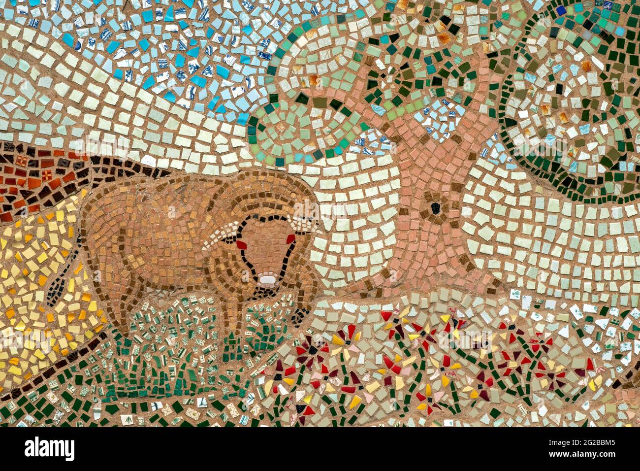 Parte di mosaico sulla parete esterna dei bagni pubblici di Wheeddon Cross, su Exmoor Foto Stock
