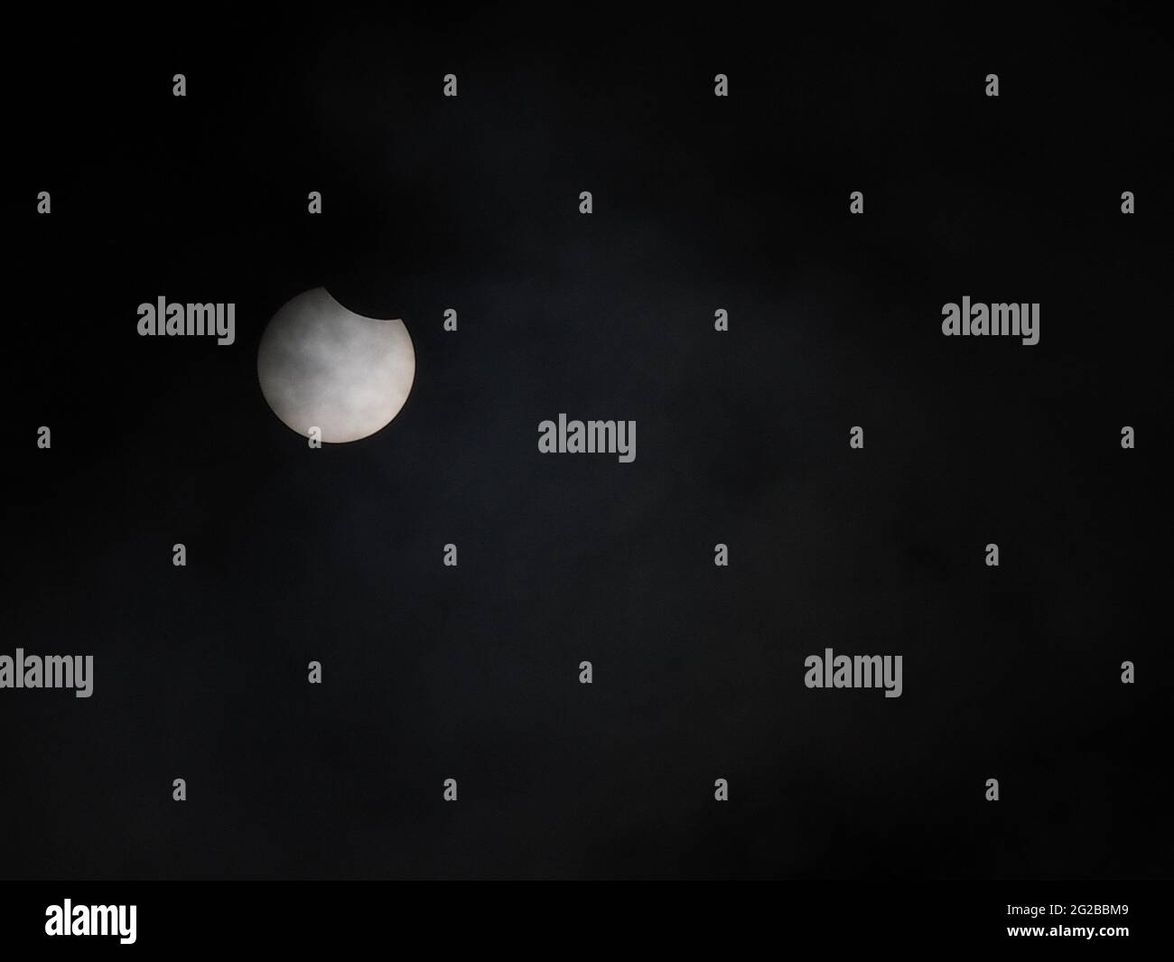 Sheerness, Kent, Regno Unito. 10 Giugno 2021. Regno Unito Meteo: L'eclissi solare parziale visto sopra Sheerness in Kent questa mattina. L'eclissi alle 10:30. Credit: James Bell/Alamy Live News Foto Stock