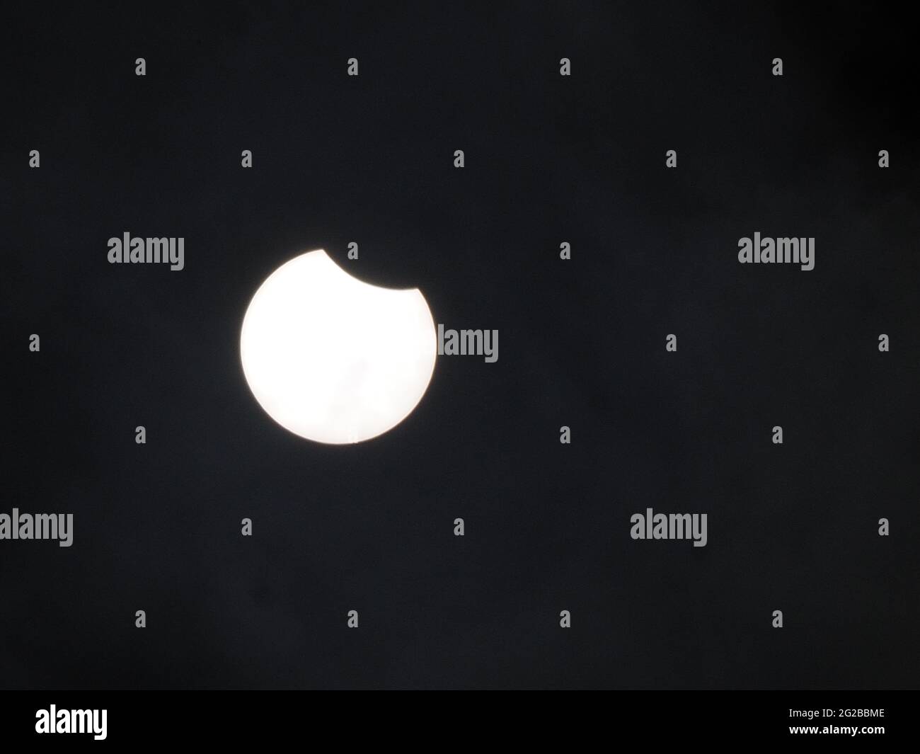 Sheerness, Kent, Regno Unito. 10 Giugno 2021. Regno Unito Meteo: L'eclissi solare parziale visto sopra Sheerness in Kent questa mattina. PIC: L'eclissi alle 10:30. Credit: James Bell/Alamy Live News Foto Stock