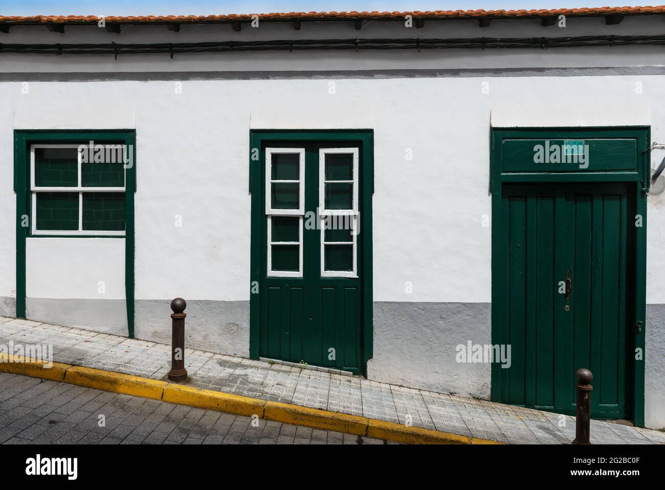 Casa coloniale tradizionale con finestre a ghigliottina e porta verde. A nord dell'isola di El Hierro. Isole Canarie. Spagna. Foto Stock