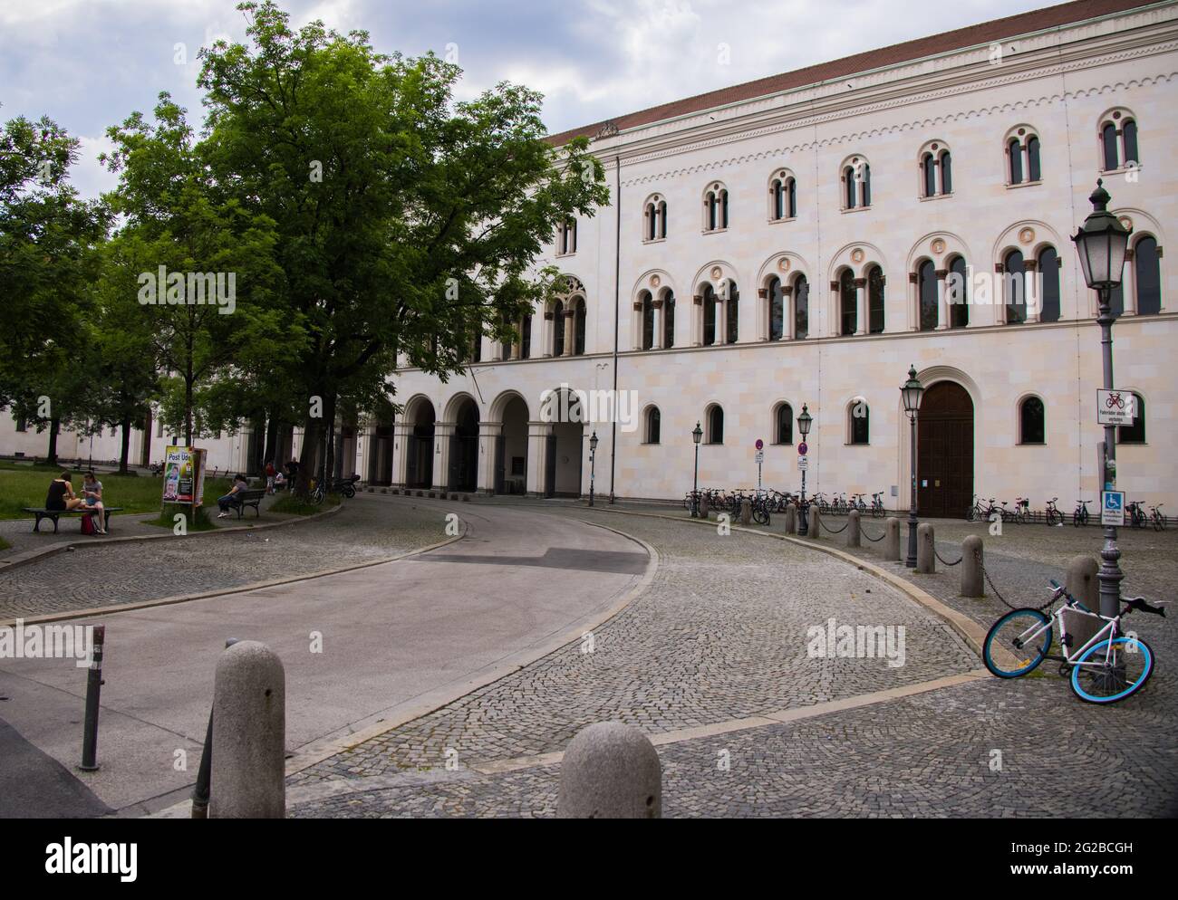 Università di Monaco di Baviera a Ludwig Street - MONACO di BAVIERA, GERMANIA - 03 GIUGNO 2021 Foto Stock