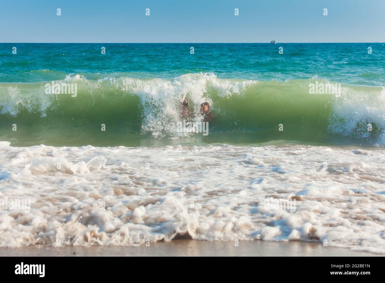 Antalya, Turchia-26 agosto 2013: Turisti che si divertono in un mare ondulato ad Antalya, Turchia. Antalya una delle destinazioni estive più popolari per il russo, Foto Stock
