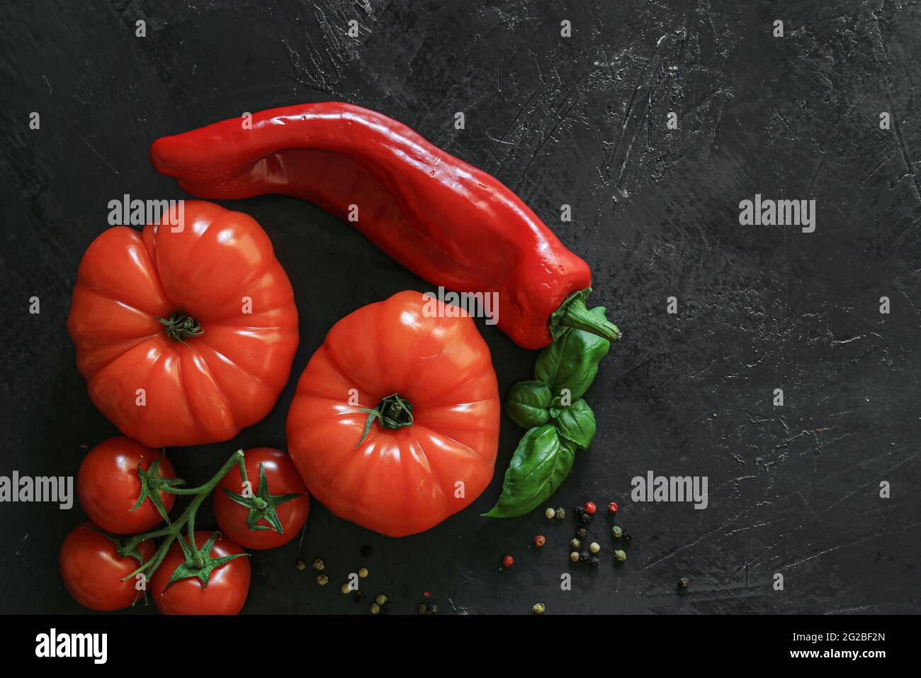 Pomodoro fresco Coeur de boeuf su sfondo scuro Foto Stock