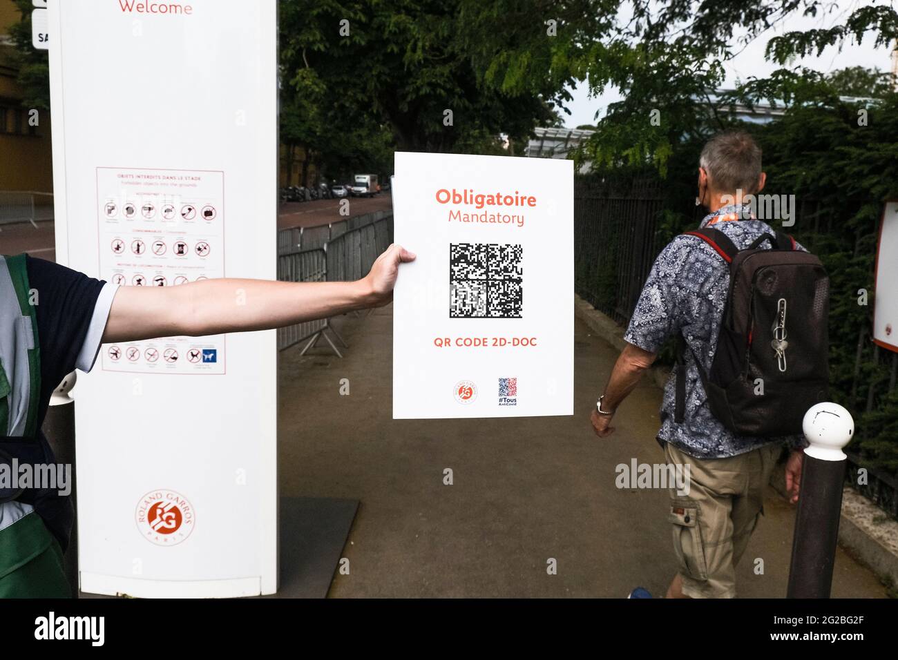 Parigi, Francia. 10 Giugno 2021. Tennis: Grand Slam, apertura francese. Un dipendente tiene un cartello all'ingresso per ricordare agli spettatori un test o una vaccinazione Corona validi. Tramite un codice QR, l'accesso al sito del torneo è controllato in questo modo. Dal momento che le nuove regole di Corona il 9 giugno 2021, più persone sono autorizzate a tornare nello Stade Roland Garros. Poiché il coprifuoco di Parigi inizia ora solo alle 23:00, 5000 spettatori saranno ammessi al Centre Court. Credit: Frank Molter/dpa/Alamy Live News Foto Stock