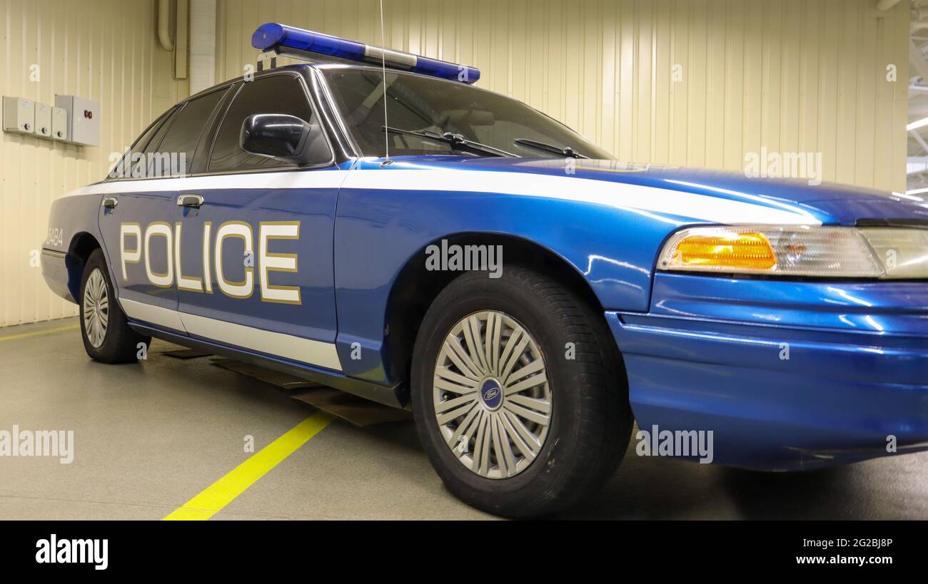 Auto della polizia Ford LTD Crown Victoria. Macchina della polizia in blu con la parola polizia in inglese. La berlina passeggeri è stata prodotta nel 1991-2011. Ucraina, Kiev - Foto Stock