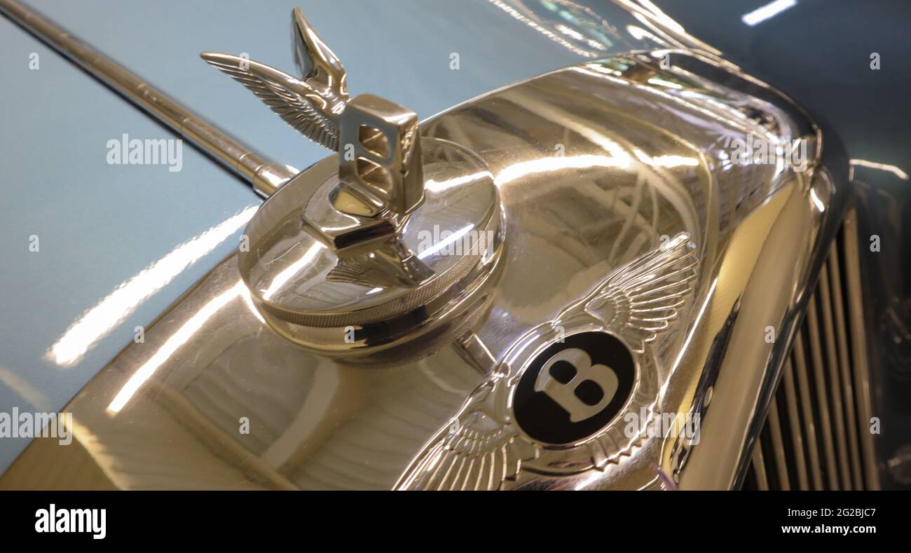 Primo piano di un badge Bentley S1 sul cappuccio di una berlina di lusso Flying Spur 1950. Il logo è realizzato sotto forma di lettera B con alette a stendimento. Collectib Foto Stock