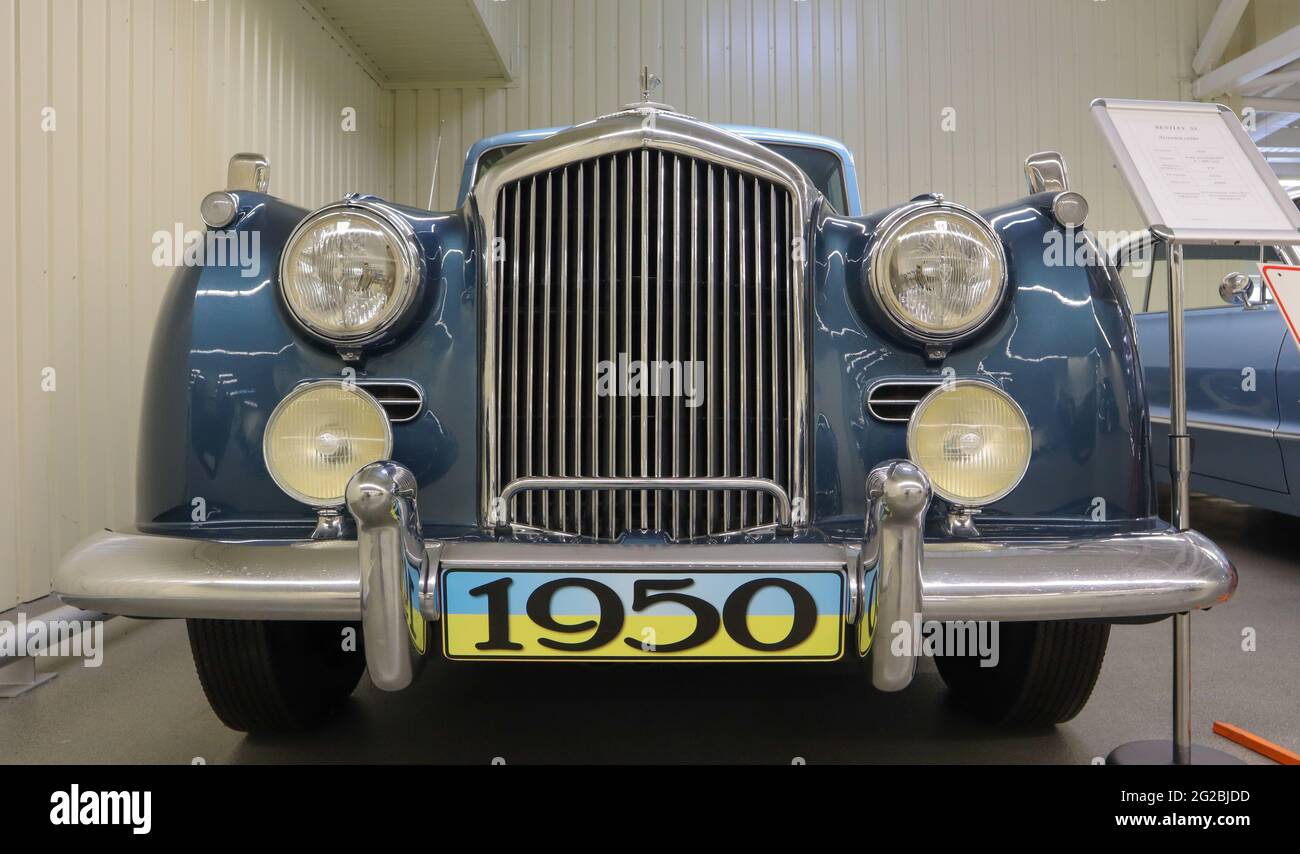 Blue Crewe Rolls-Royce del 1950 Bentley Continental S1 al Rare Collectable retro Cars Show. Veicolo di lusso di dimensioni standard. Ucraina, Kiev - 04 giugno 2021 Foto Stock